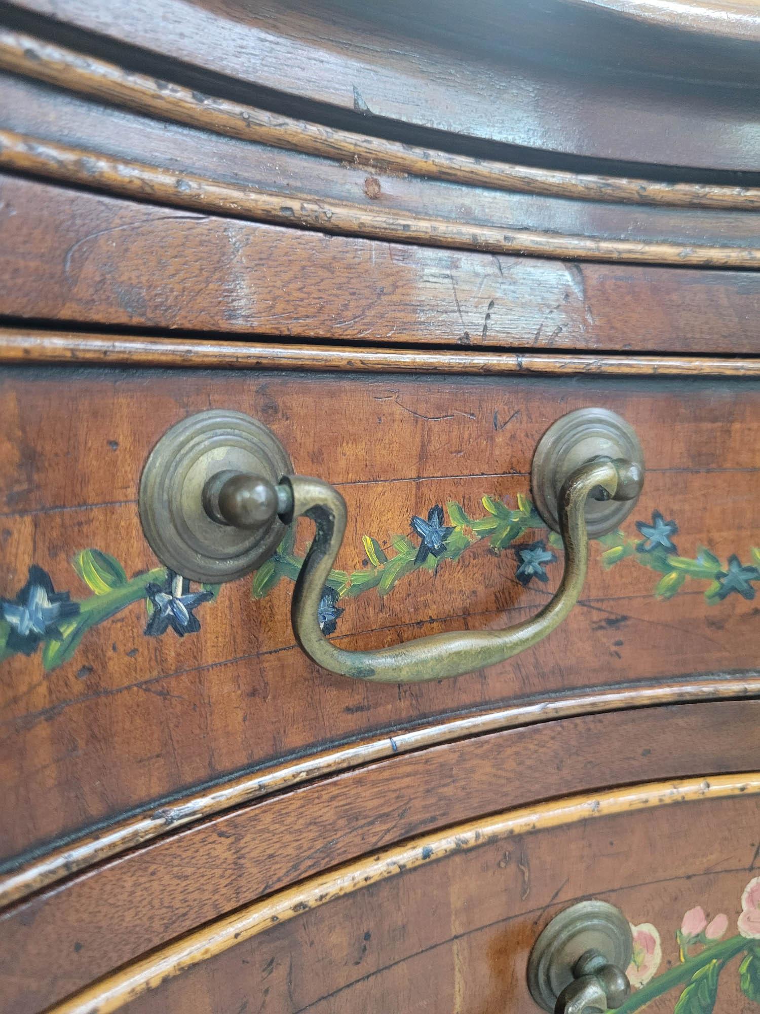 XVIII secolo Commode/cassettiera in serpentino dipinta a mano della fine del XVIII-inizio del XIX secolo in vendita