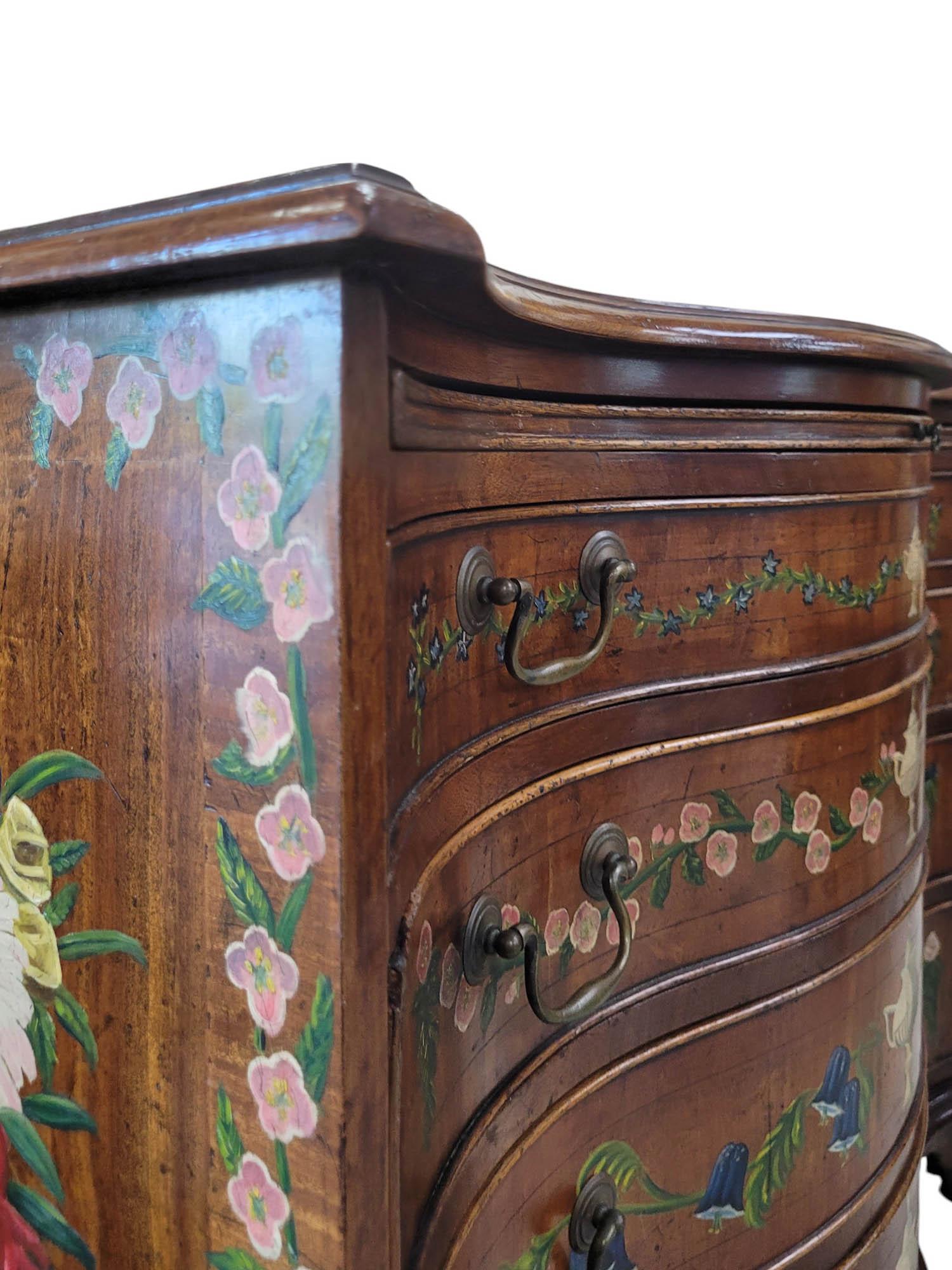 Noce Commode/cassettiera in serpentino dipinta a mano della fine del XVIII-inizio del XIX secolo in vendita