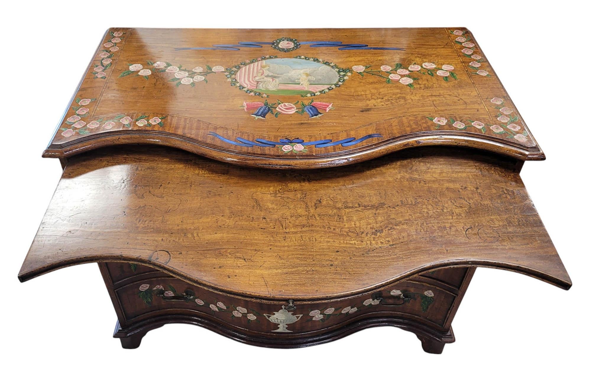 Commode/cassettiera in serpentino dipinta a mano della fine del XVIII-inizio del XIX secolo in vendita 1