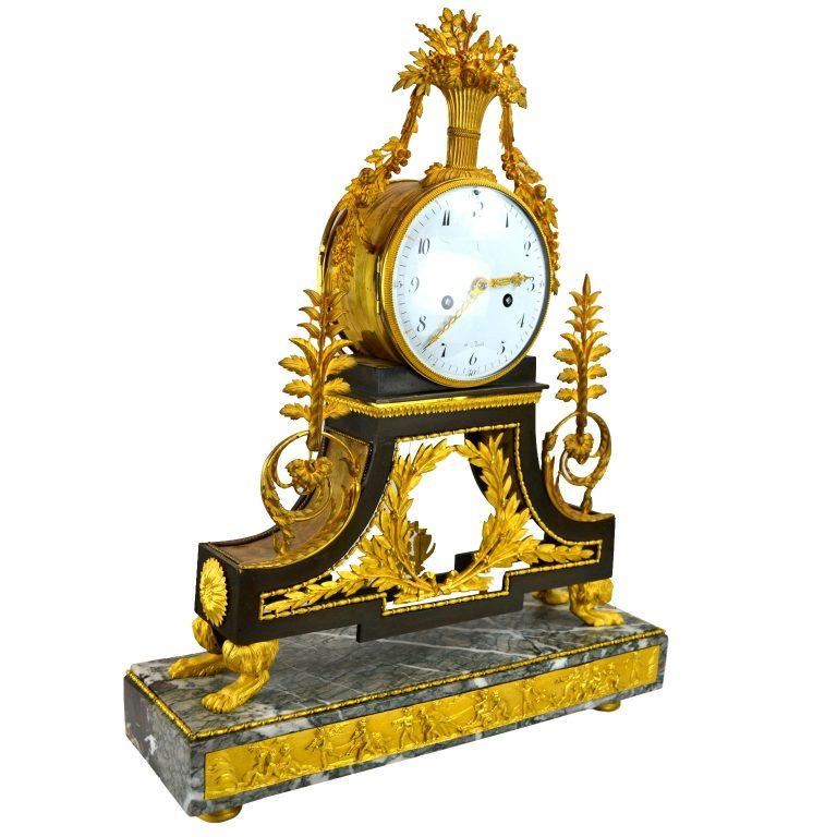 Ein schönes Beispiel für ein spätes 18.  Directoir-Uhr aus Marmor und vergoldeter Bronze nach einem Modell von Deverberie. Das Zifferblatt  unterzeichnet ist  a Paris, aber der Hersteller ist nicht bekannt.  Die Uhr steht auf einem offenen,