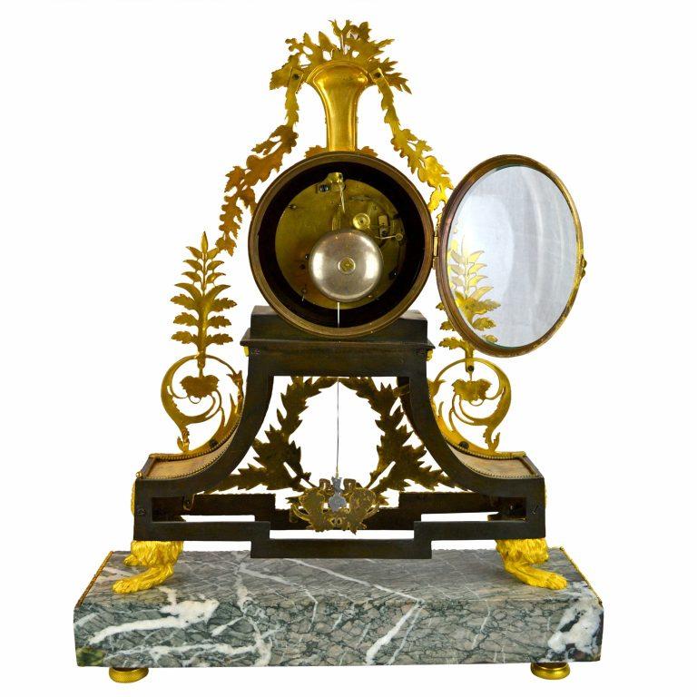 Französische Uhr aus Marmor und vergoldeter Bronze aus dem späten 18. (Directoire) im Angebot