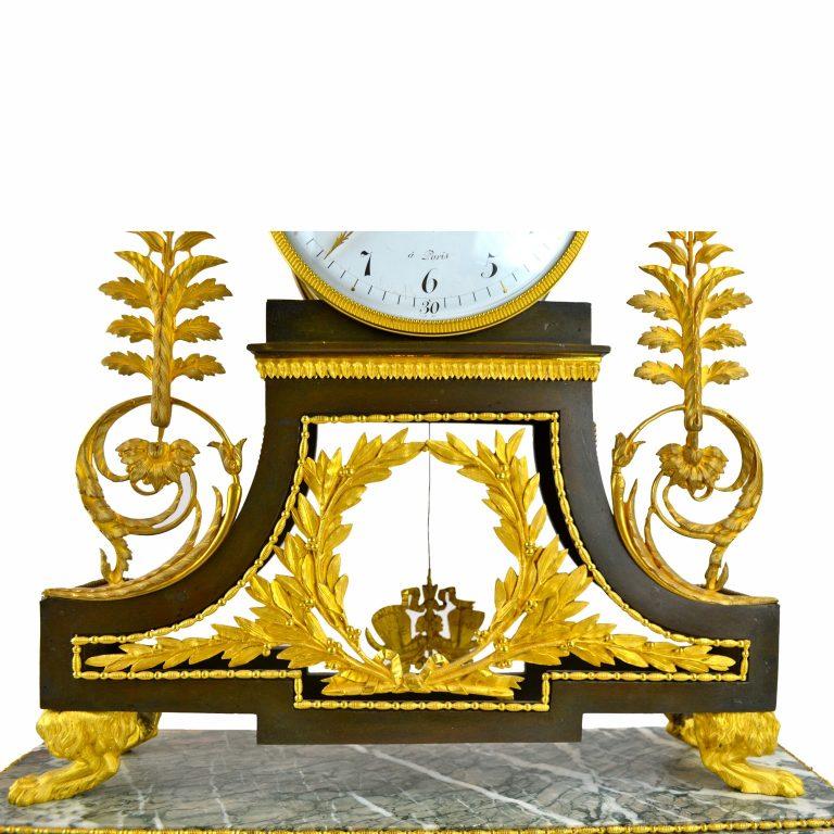 Reloj francés de mármol y bronce dorado de finales del siglo XVIII Dorado en venta