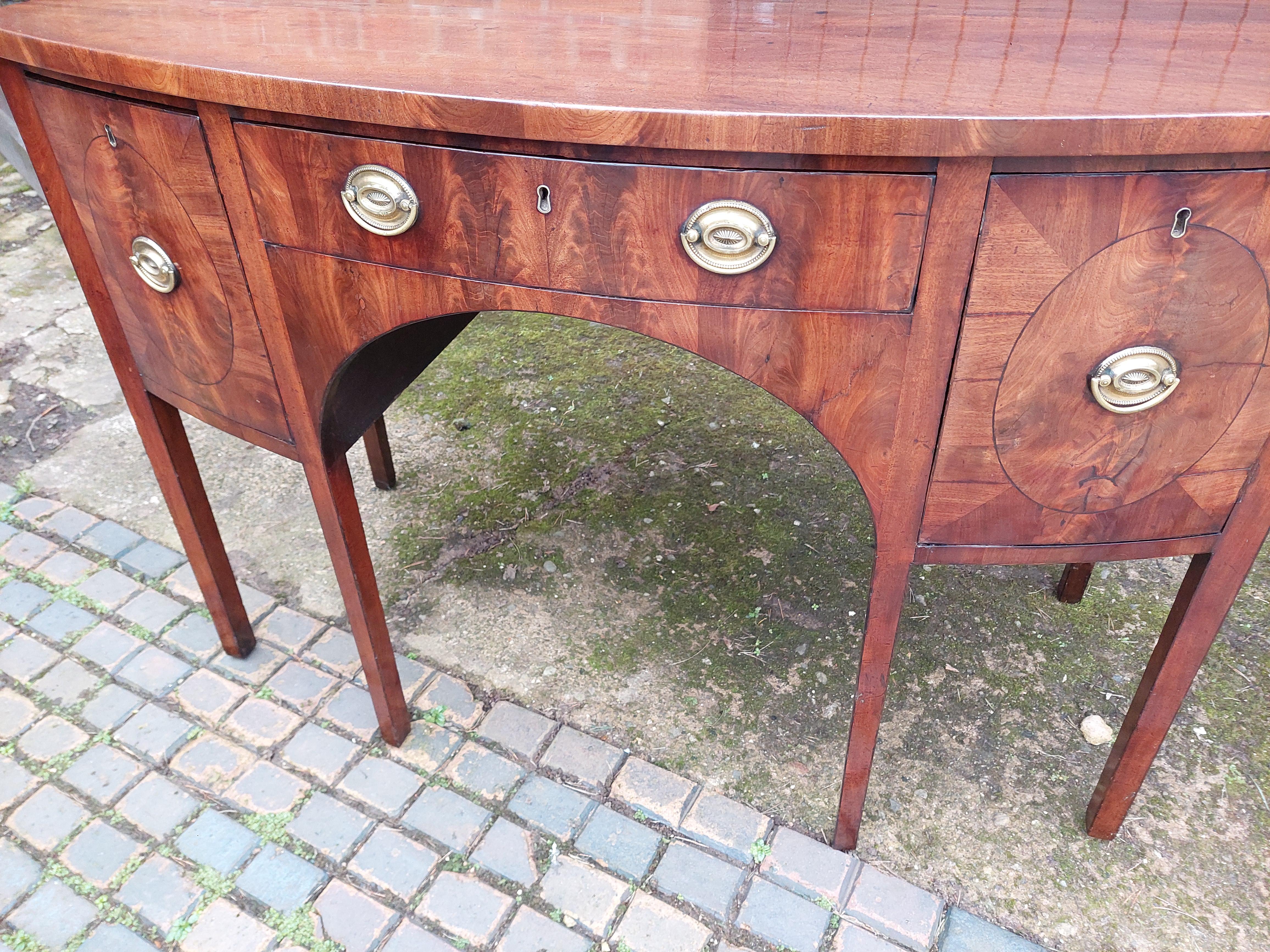 Late 18thC Mahogany Sideboard of Bow Form In Good Condition For Sale In Altrincham, GB