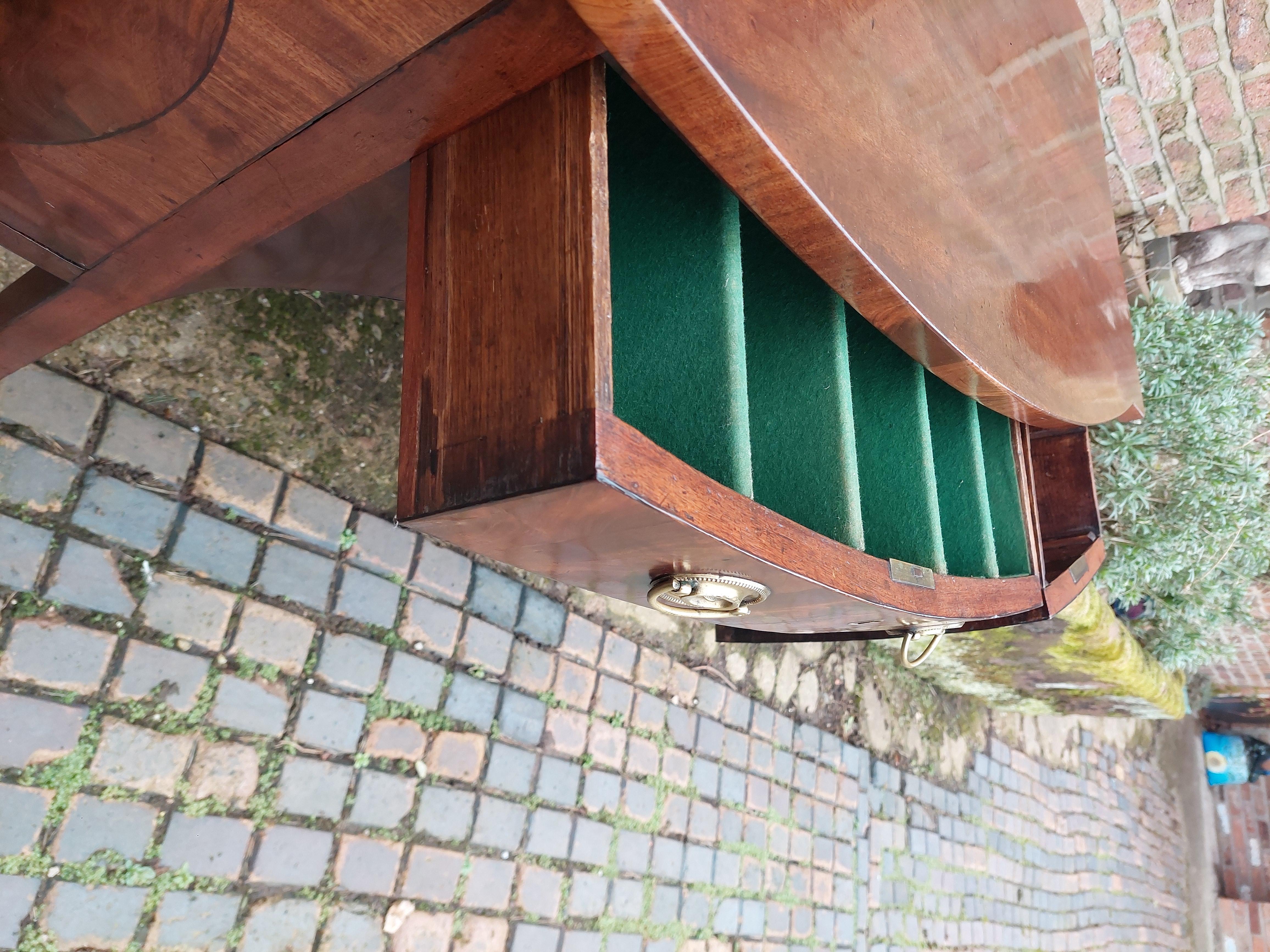 Late 18thC Mahogany Sideboard of Bow Form For Sale 2