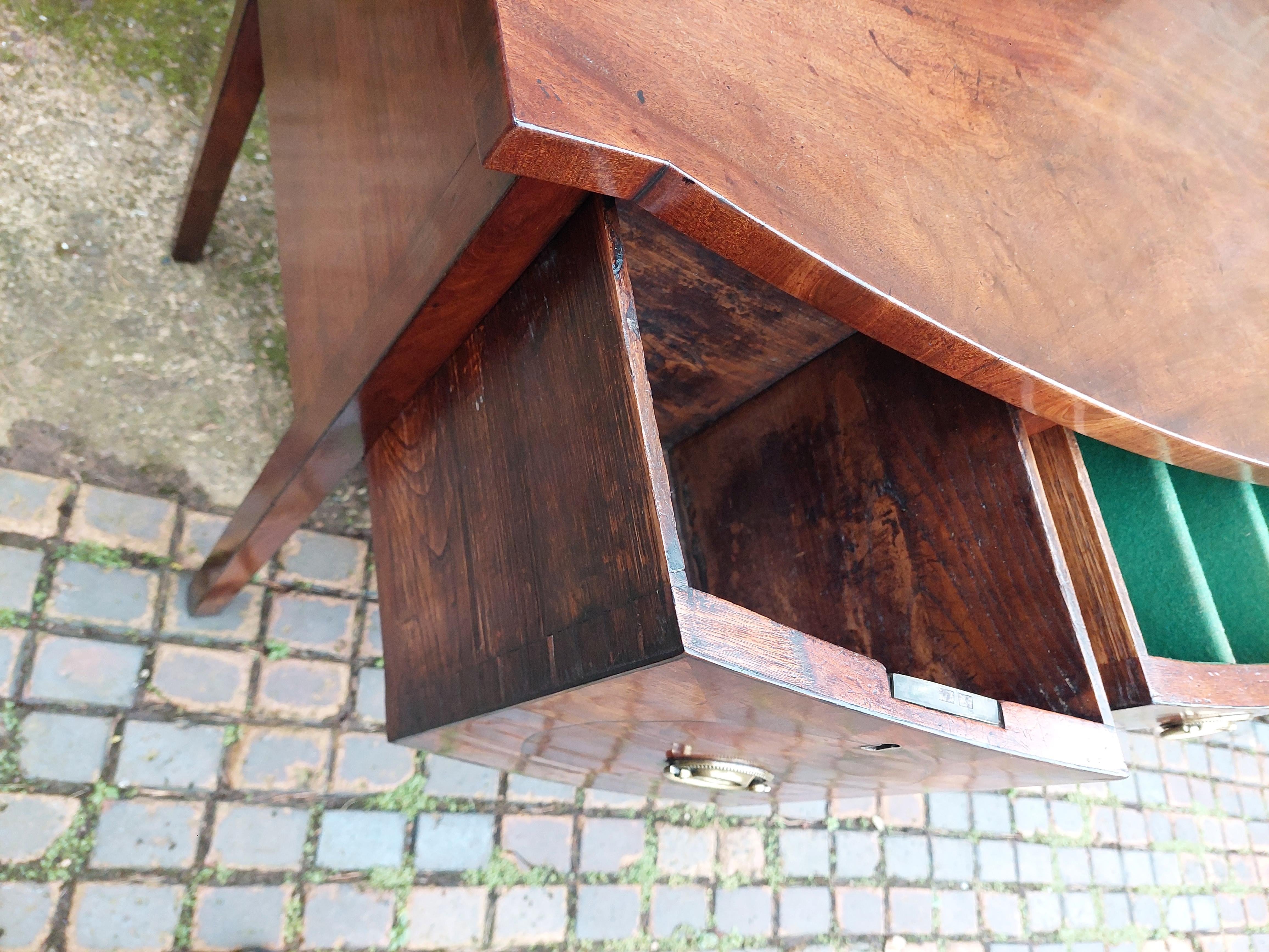 Late 18thC Mahogany Sideboard of Bow Form For Sale 3