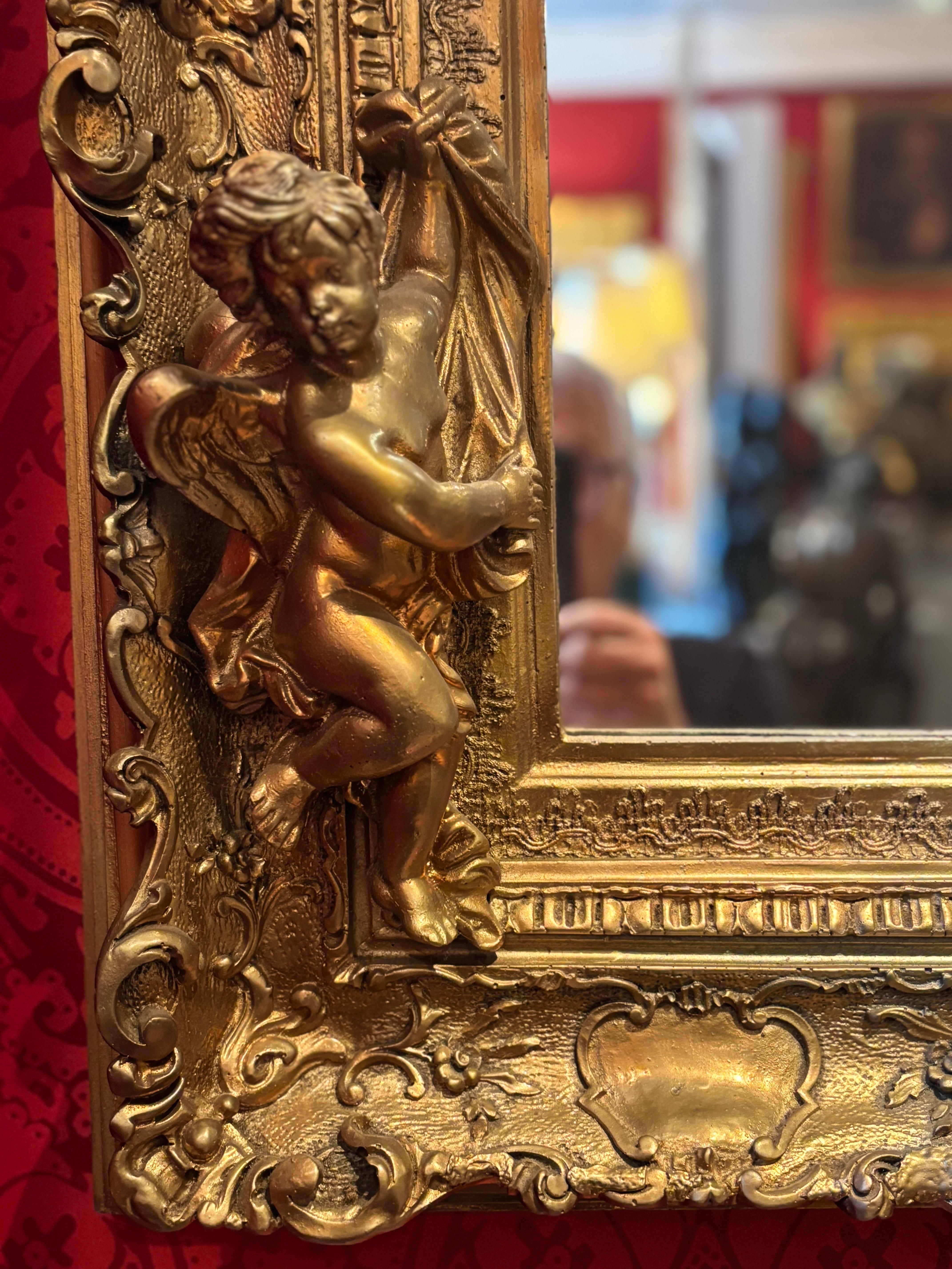 Specchio con cornice in legno dorato e gesso della fine del XIX secolo in stile rococò Napoleone III in vendita 1