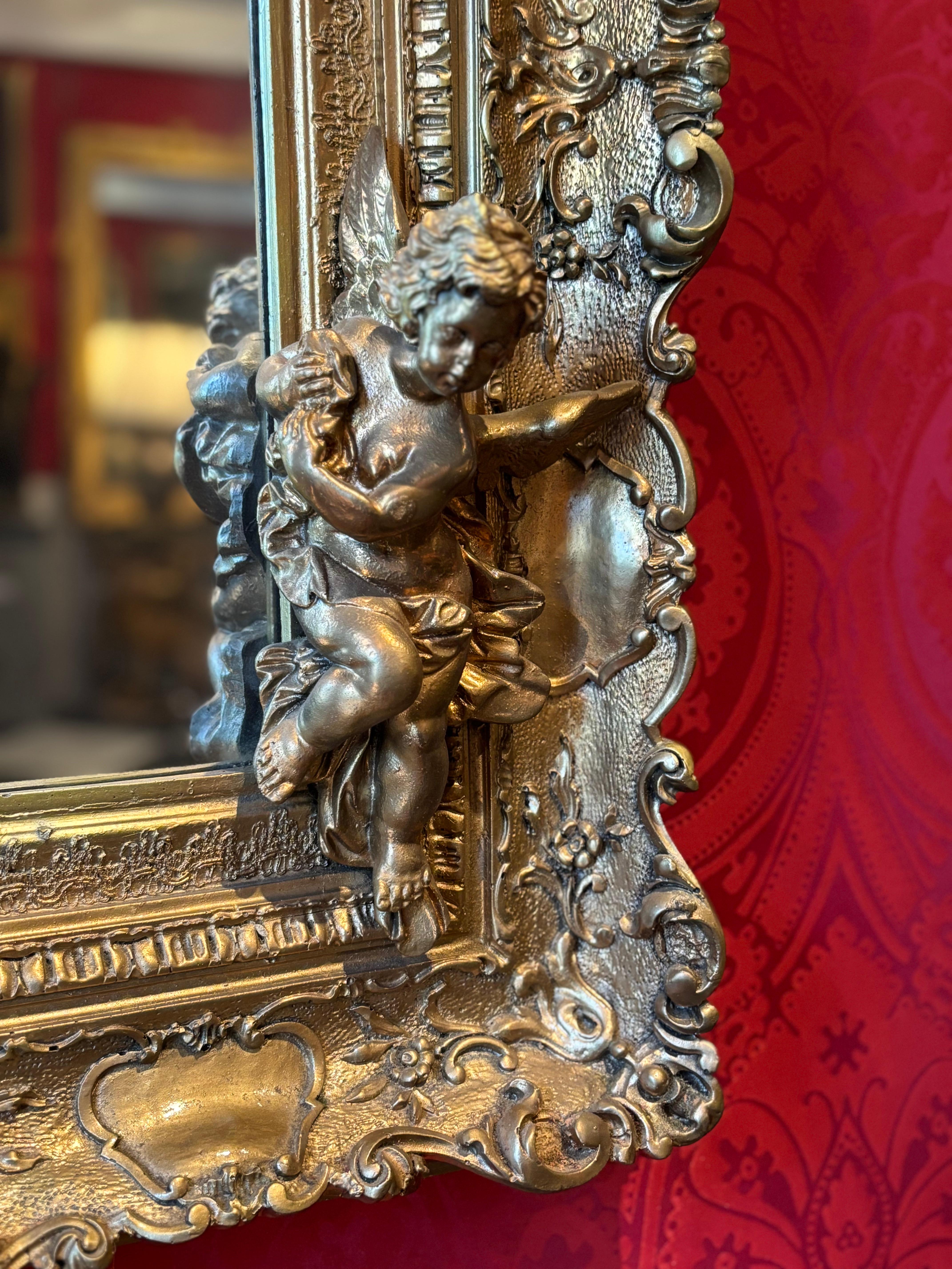 Specchio con cornice in legno dorato e gesso della fine del XIX secolo in stile rococò Napoleone III in vendita 2