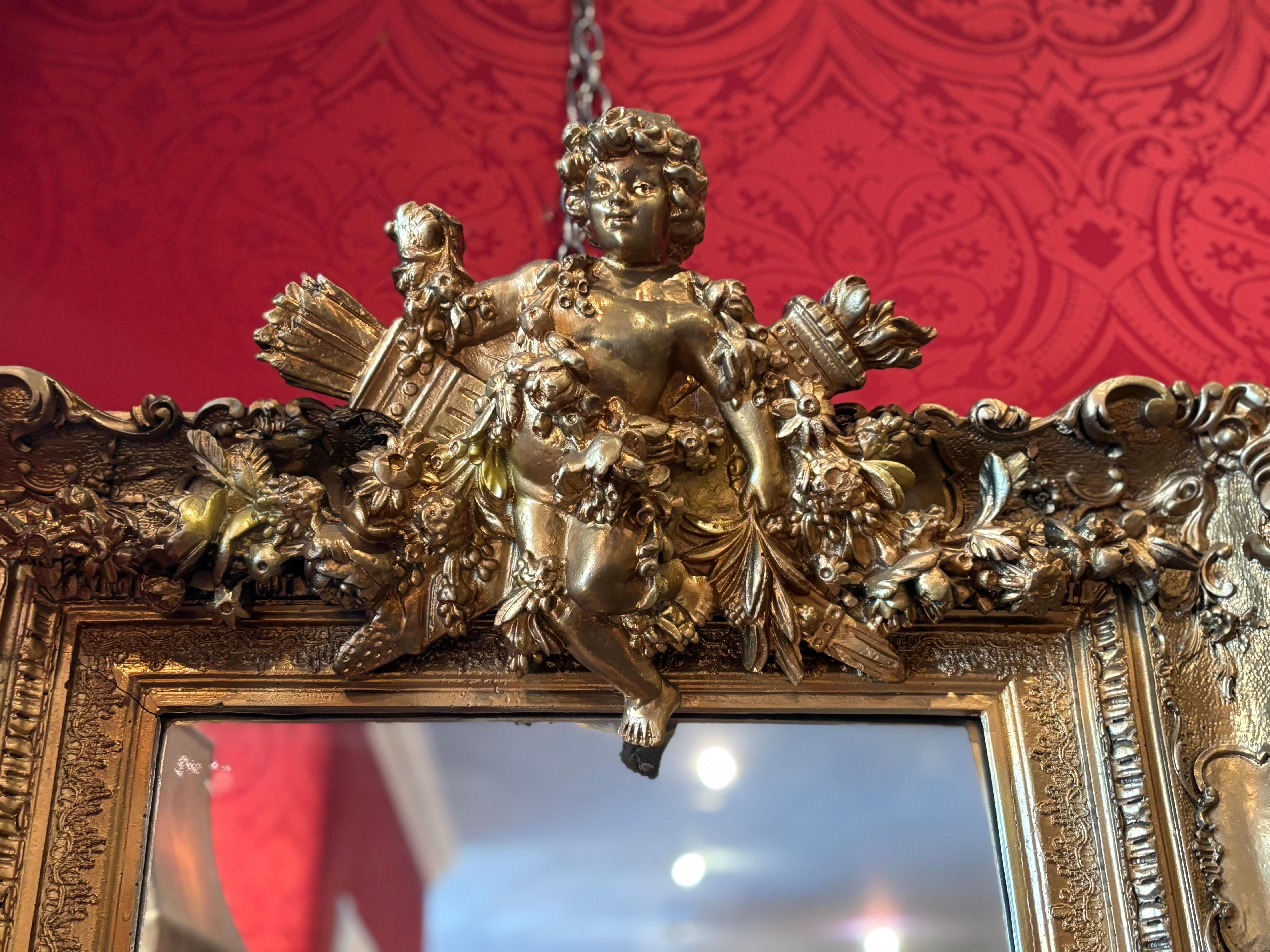 Gesso Specchio con cornice in legno dorato e gesso della fine del XIX secolo in stile rococò Napoleone III in vendita