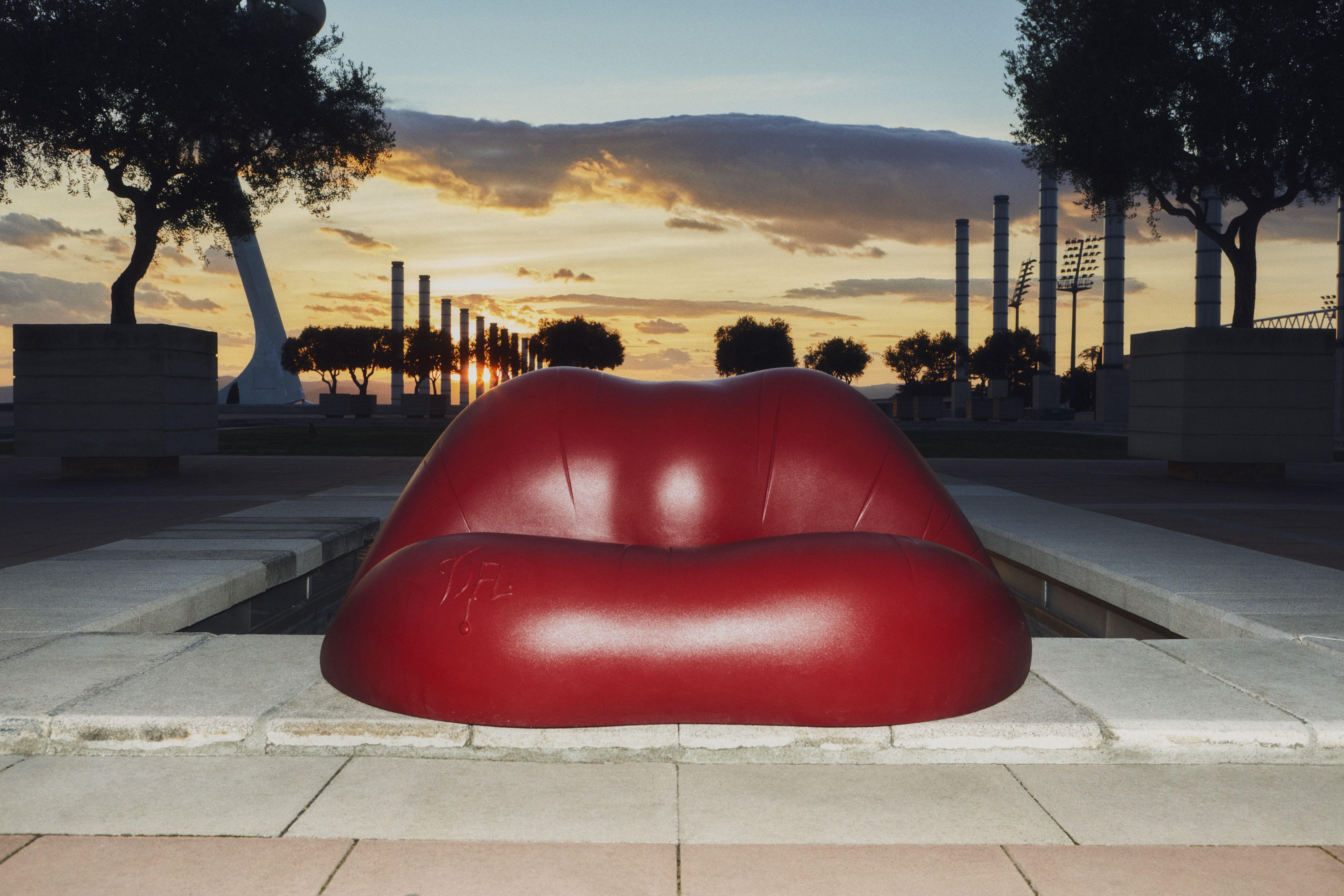 Outdoor Dalilips Sofa by Salvador Dalí 20th Century Surrealist Design, Spain In Excellent Condition For Sale In Barcelona, ES