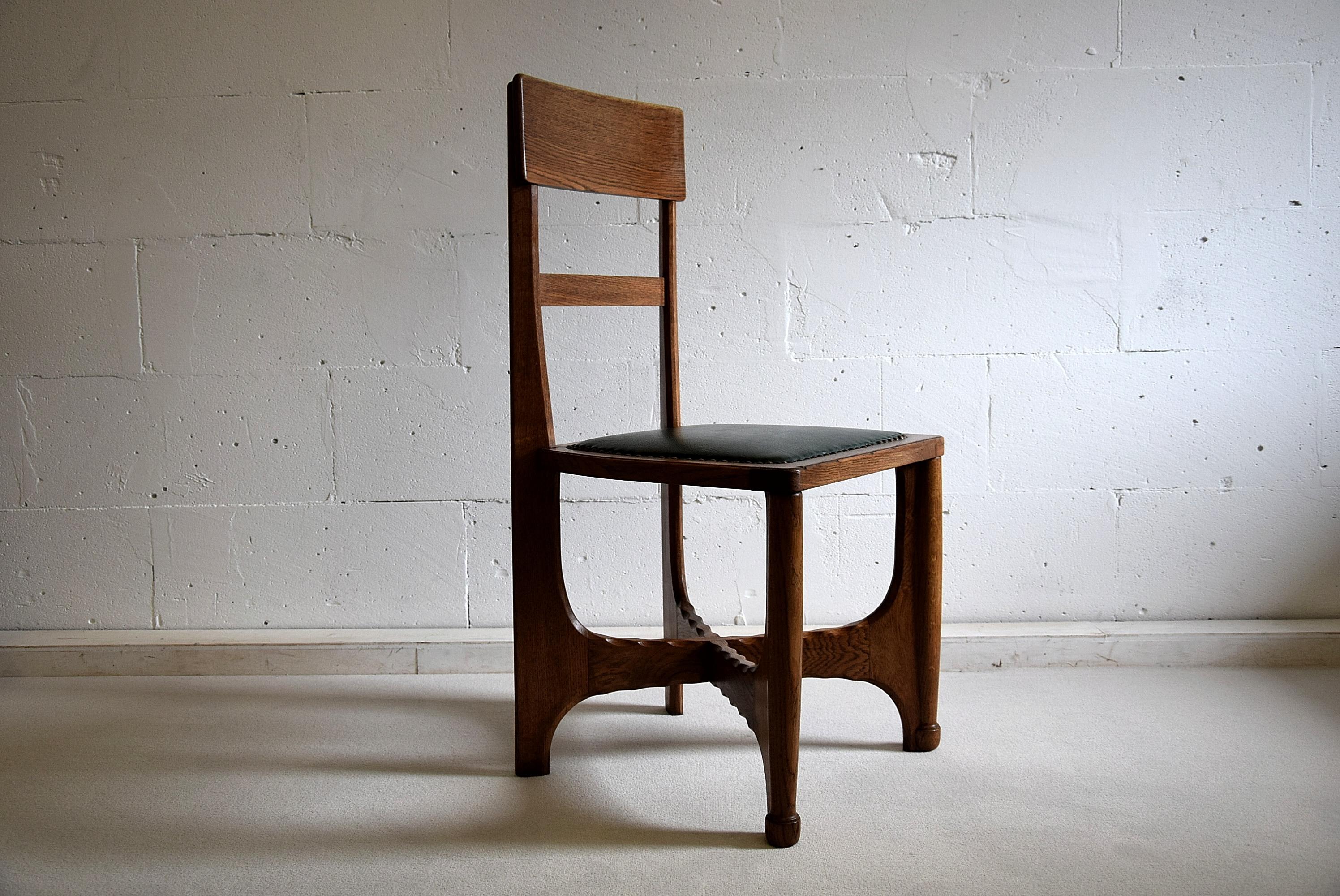 Sophisticated Oak Art and Craft Dining Set. The dining table is extendable from 117 cm to 207 cm and can easily seat 6 people. This rare set has been restored and is in great condition.

The set will be shipped overseas in two custom made wooden