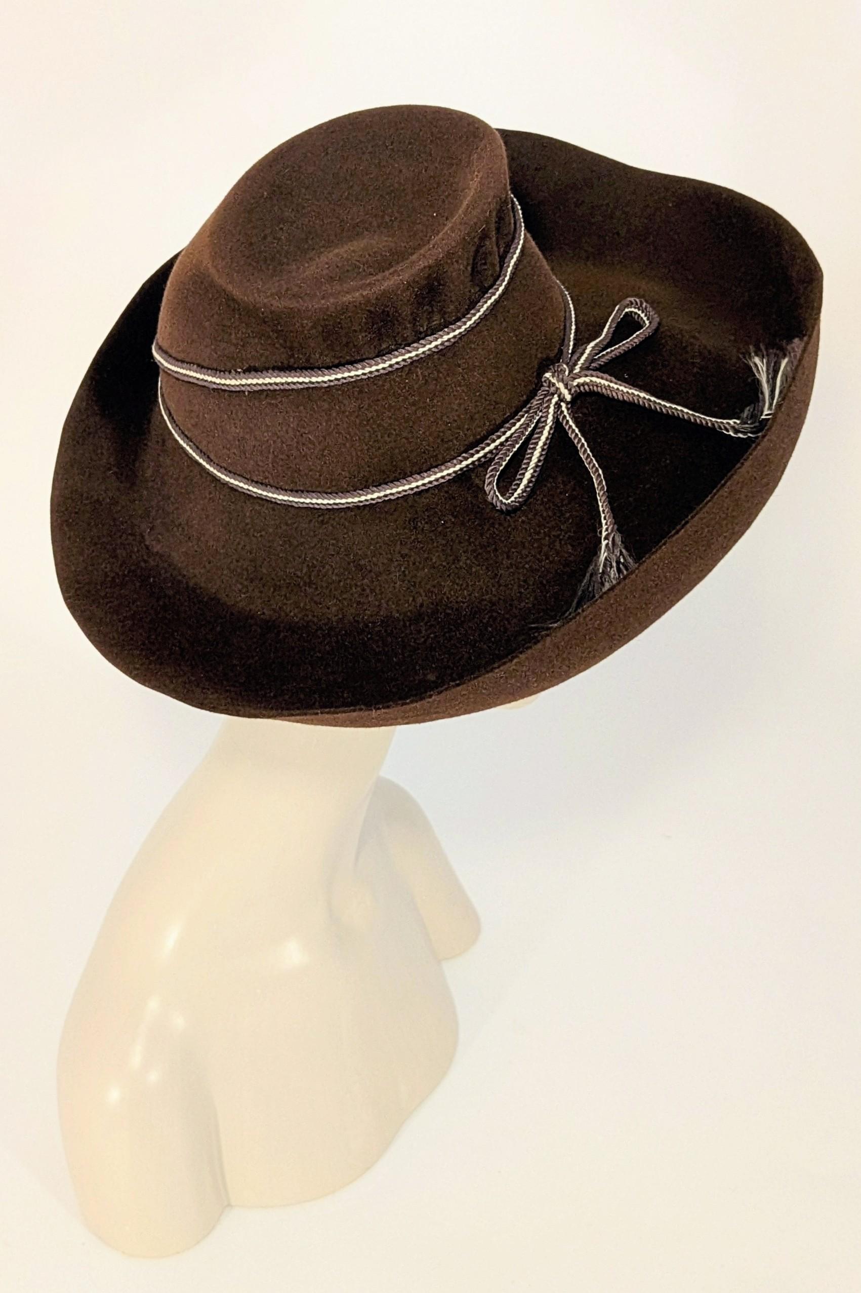 Bianco Cappello a tesa larga in feltro di lana marrone della fine degli anni '30 con fascia in corde d'avorio in vendita