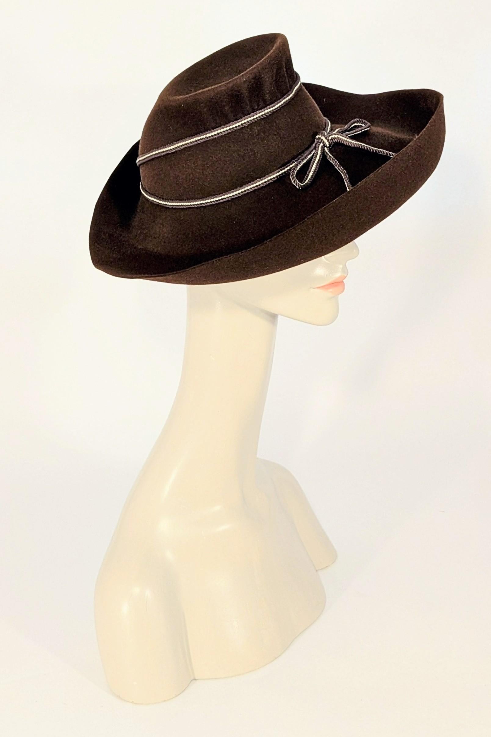Cappello a tesa larga in feltro di lana marrone della fine degli anni '30 con fascia in corde d'avorio In condizioni buone in vendita a San Francisco, CA