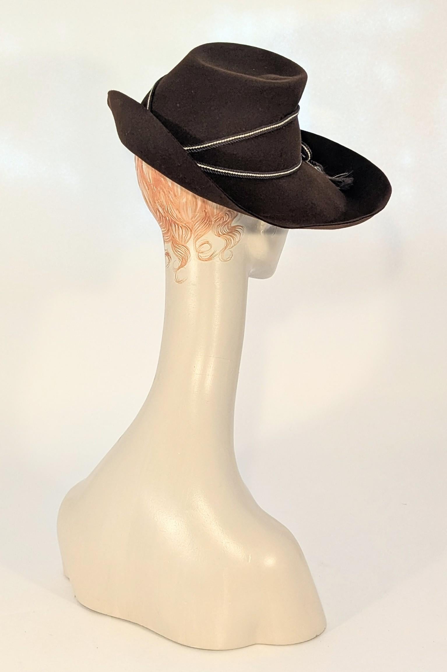 Cappello a tesa larga in feltro di lana marrone della fine degli anni '30 con fascia in corde d'avorio in vendita 1