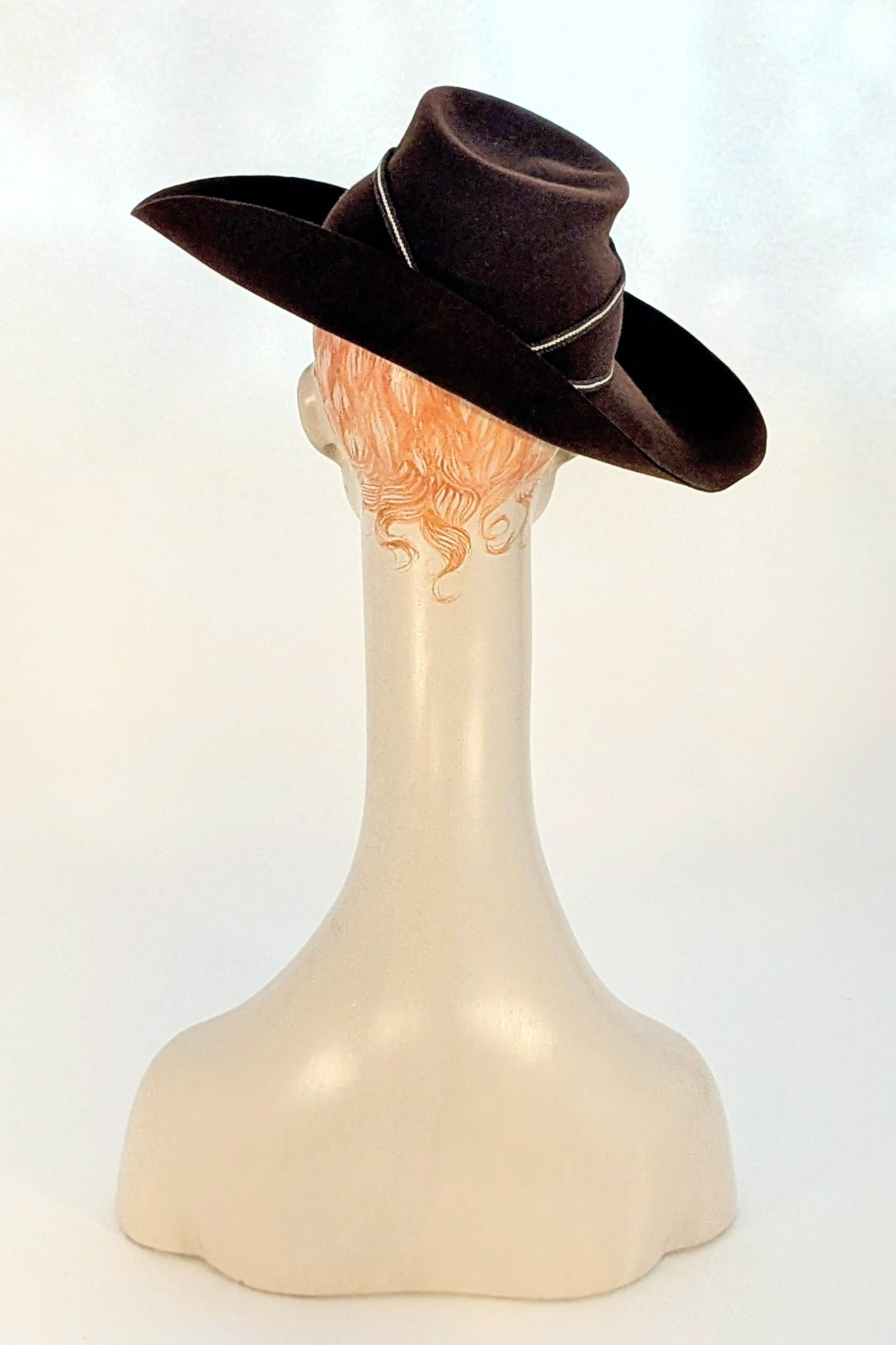 Cappello a tesa larga in feltro di lana marrone della fine degli anni '30 con fascia in corde d'avorio in vendita 2