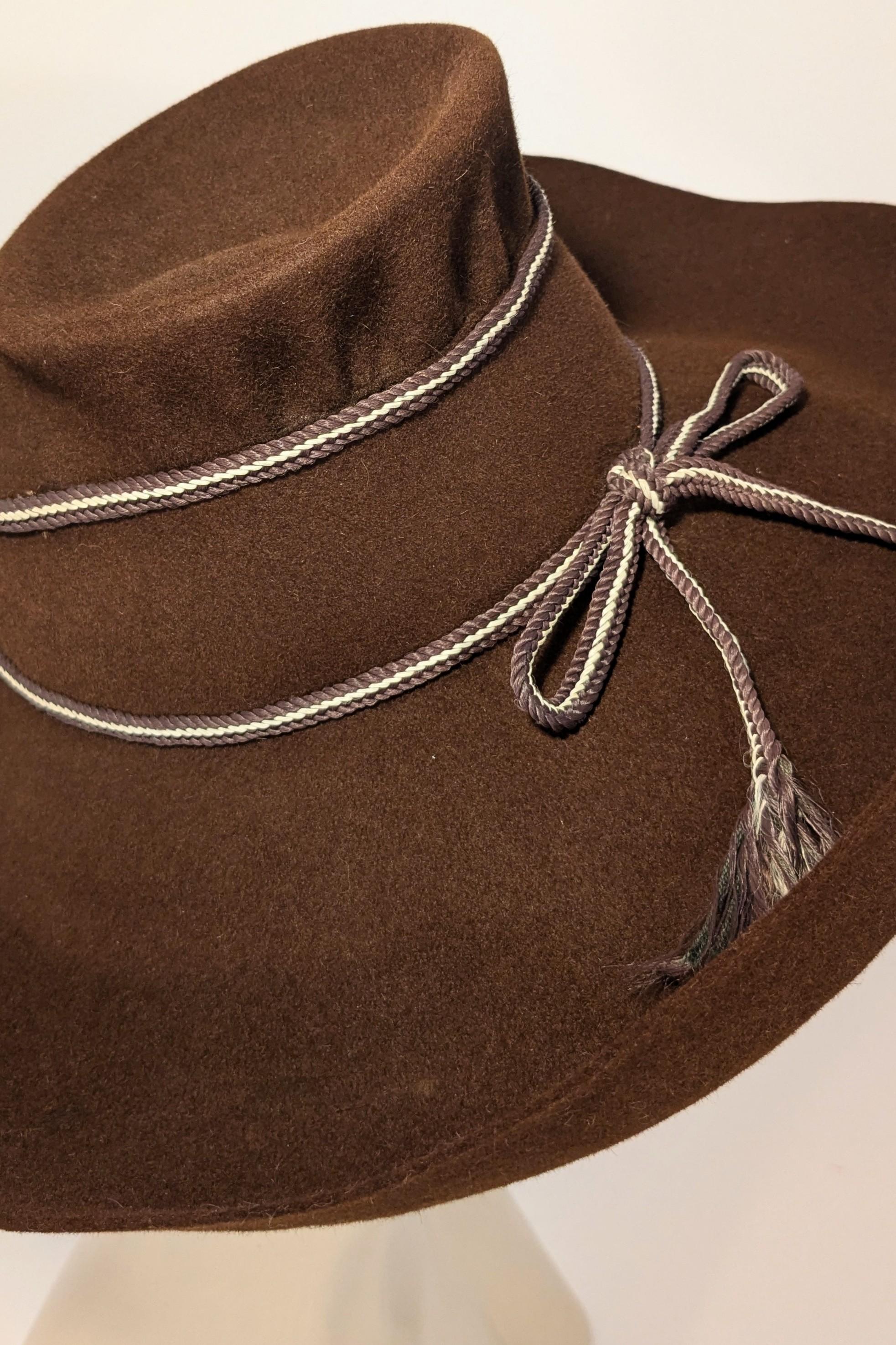 Cappello a tesa larga in feltro di lana marrone della fine degli anni '30 con fascia in corde d'avorio in vendita 3