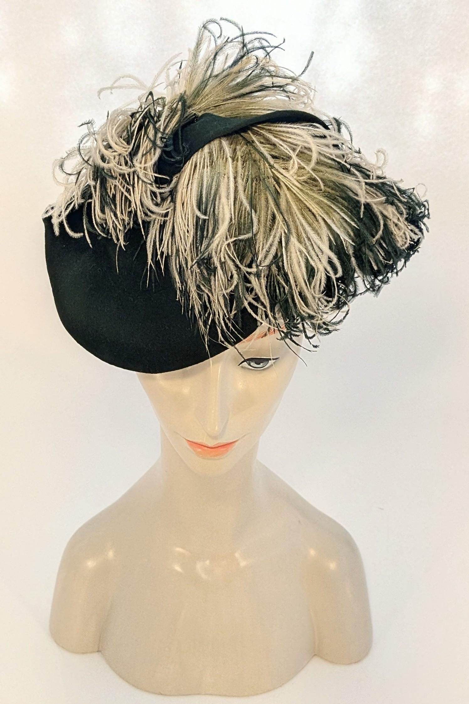 Beige Late 1930s/early 1940s Forrest Green Felt Perch/Tilt Hat with Ostrich Feather en vente