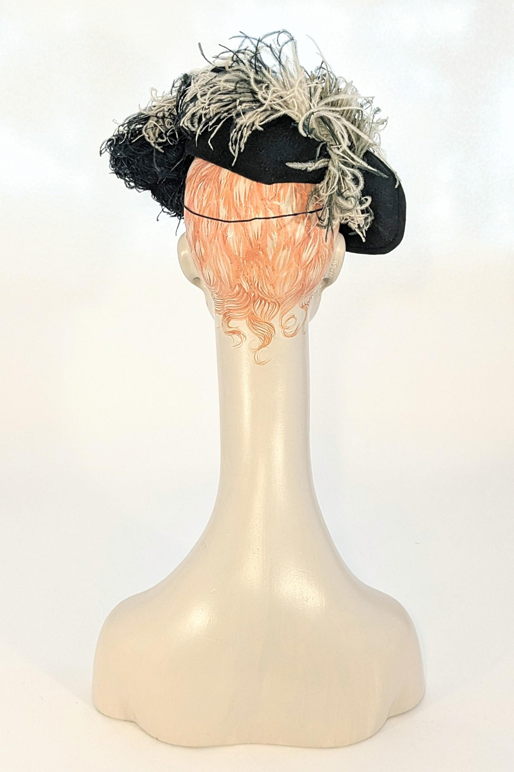 Late 1930s/early 1940s Forrest Green Felt Perch/Tilt Hat with Ostrich Feather Bon état - En vente à San Francisco, CA