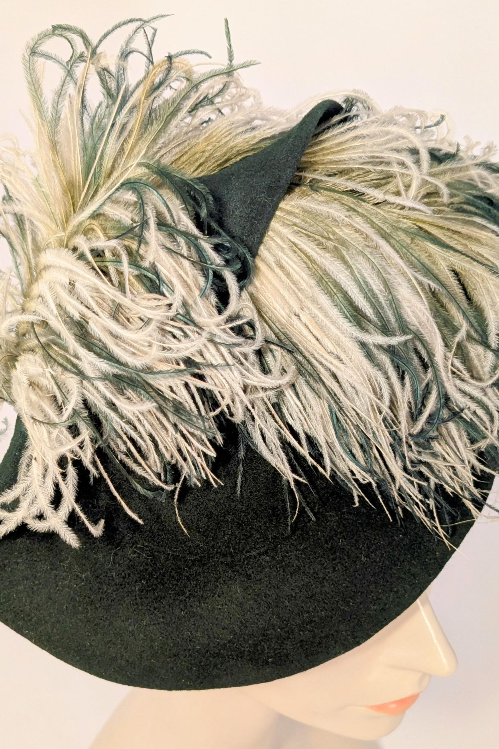 Late 1930s/early 1940s Forrest Green Felt Perch/Tilt Hat with Ostrich Feather Pour femmes en vente