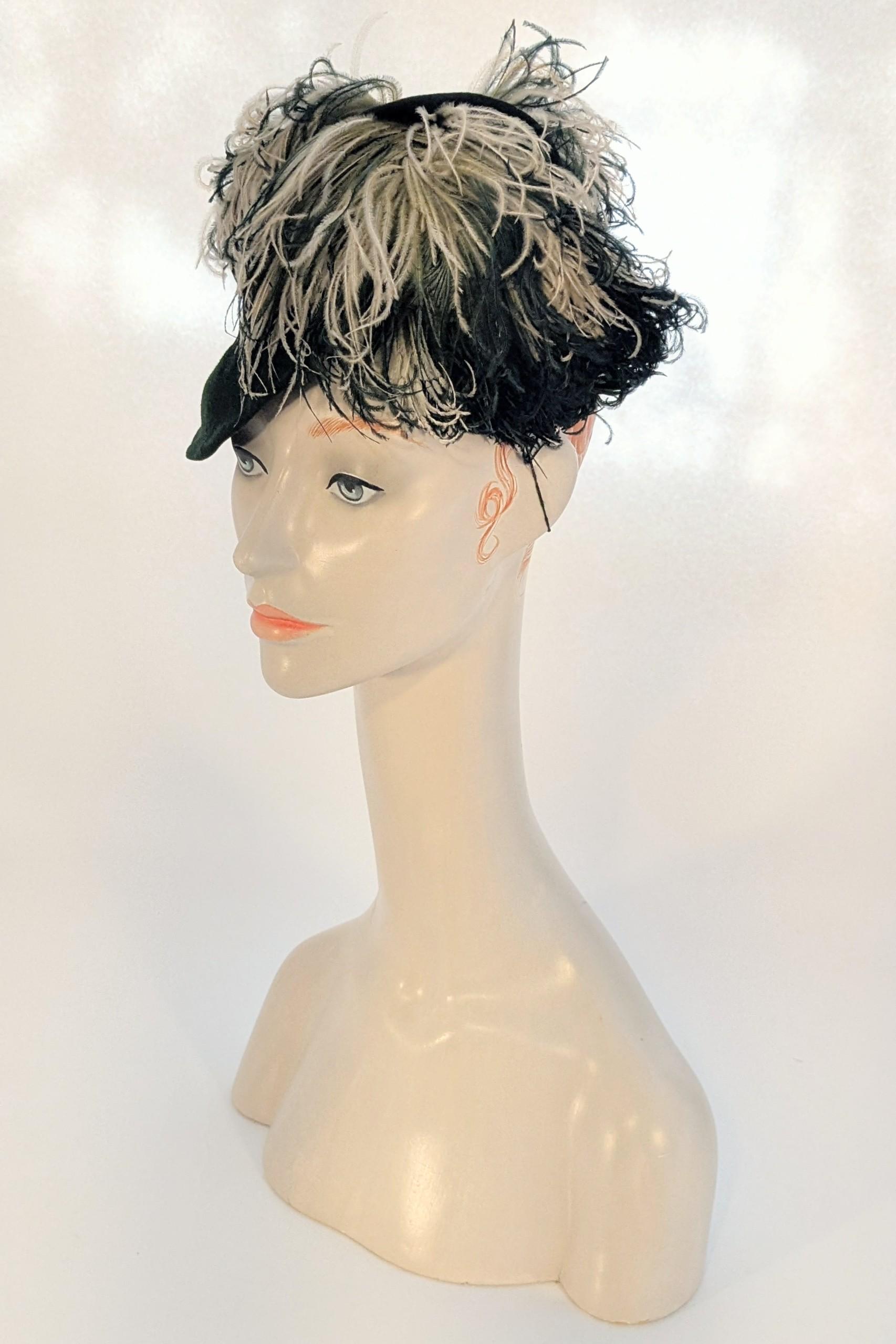Late 1930s/early 1940s Forrest Green Felt Perch/Tilt Hat with Ostrich Feather en vente 2