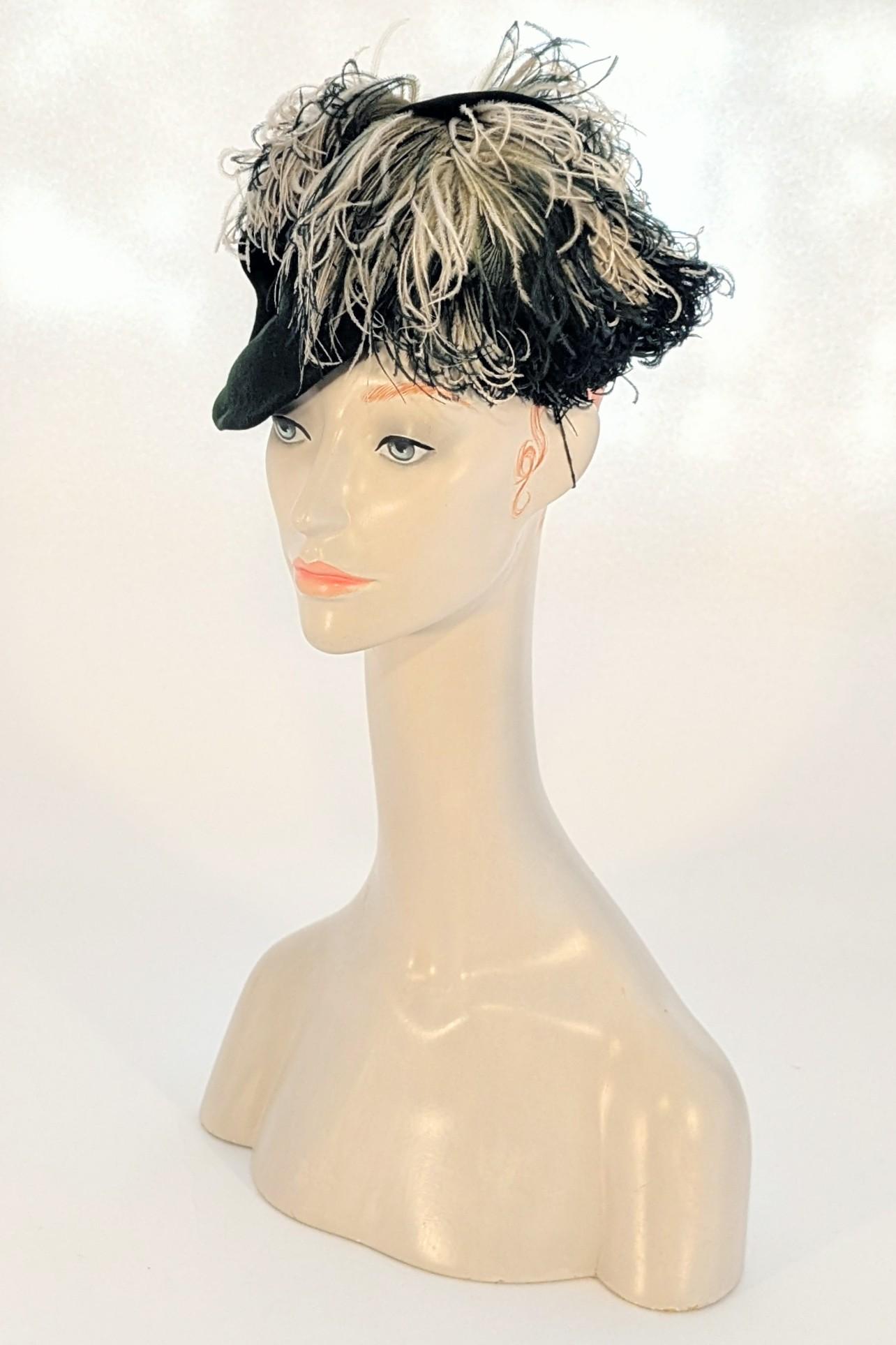 Late 1930s/early 1940s Forrest Green Felt Perch/Tilt Hat with Ostrich Feather en vente 3
