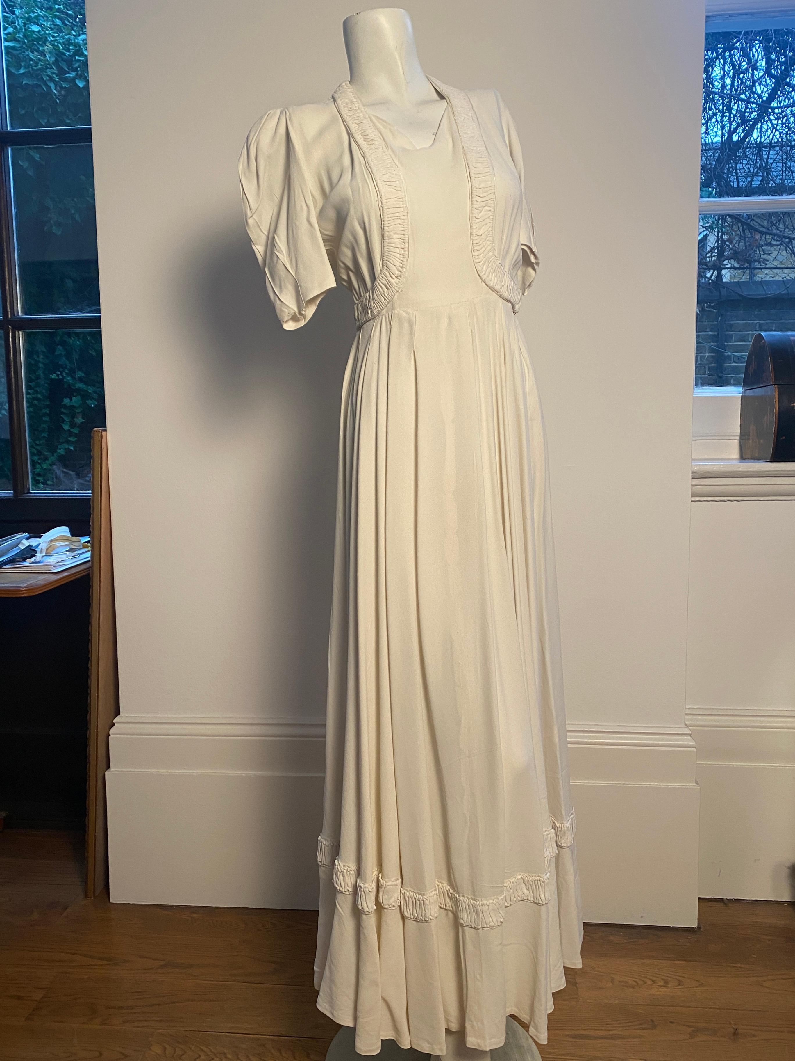 Ende der 1930er Anfang der 1940er Jahre Weißes Hochzeitskleid aus Krepp Damen im Angebot