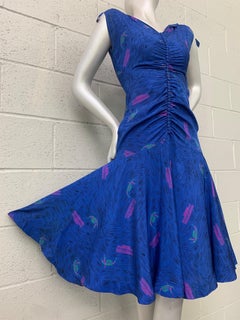 Abito da giorno con stampa "Gondola" in rayon blu cobalto di Nat Tuman della fine degli anni '40 con orlo pieno