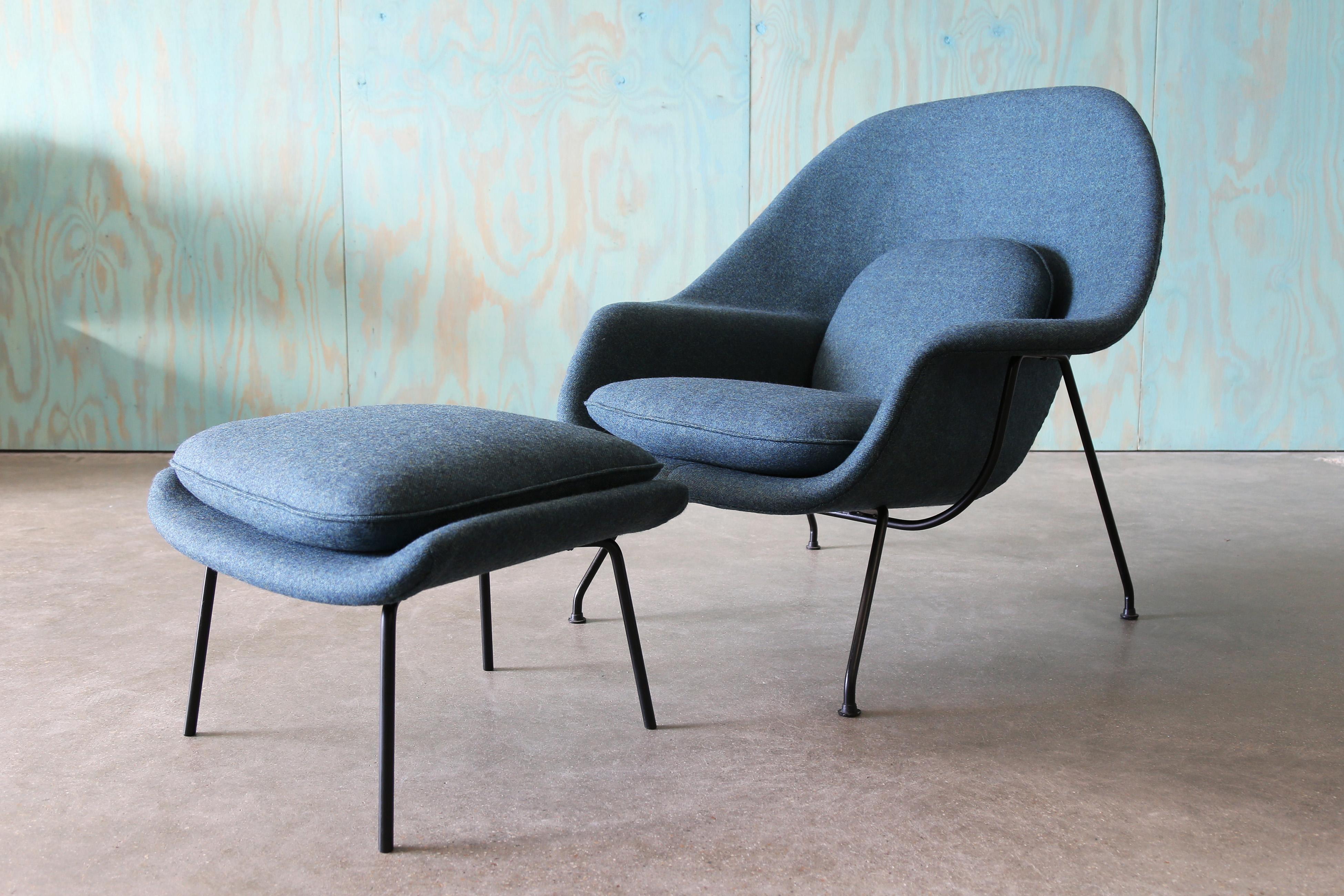 Una sedia e un pouf vintage disegnati da Eero Saarinen per Knoll. Rivestito con un tessuto maharam color verde acqua, chiamato Maharam Beck Applachian green blue wool. Il tessuto è composto per il 78% da lana.  Telaio in ferro massiccio verniciato