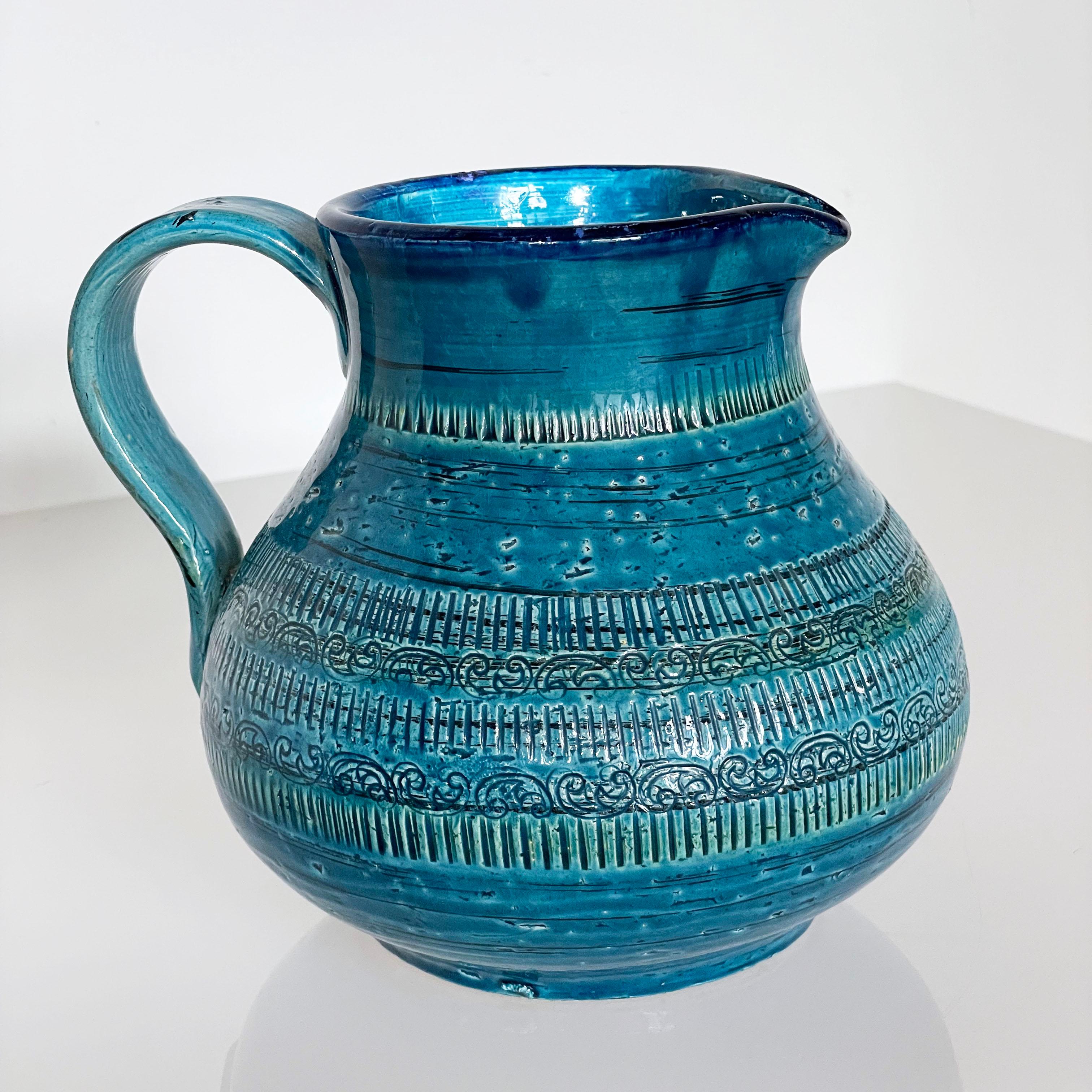 Caraffa da acqua blu Aldo Londi Rimini per Bitossi, fine anni '50-inizio anni '60. Etichetta sulla base. Decorato con il tipico motivo geometrico dai colori turchese e blu cobalto.
Designer: Aldo Londi, Italia
Produttore: Bitossi, Italia
Misure: