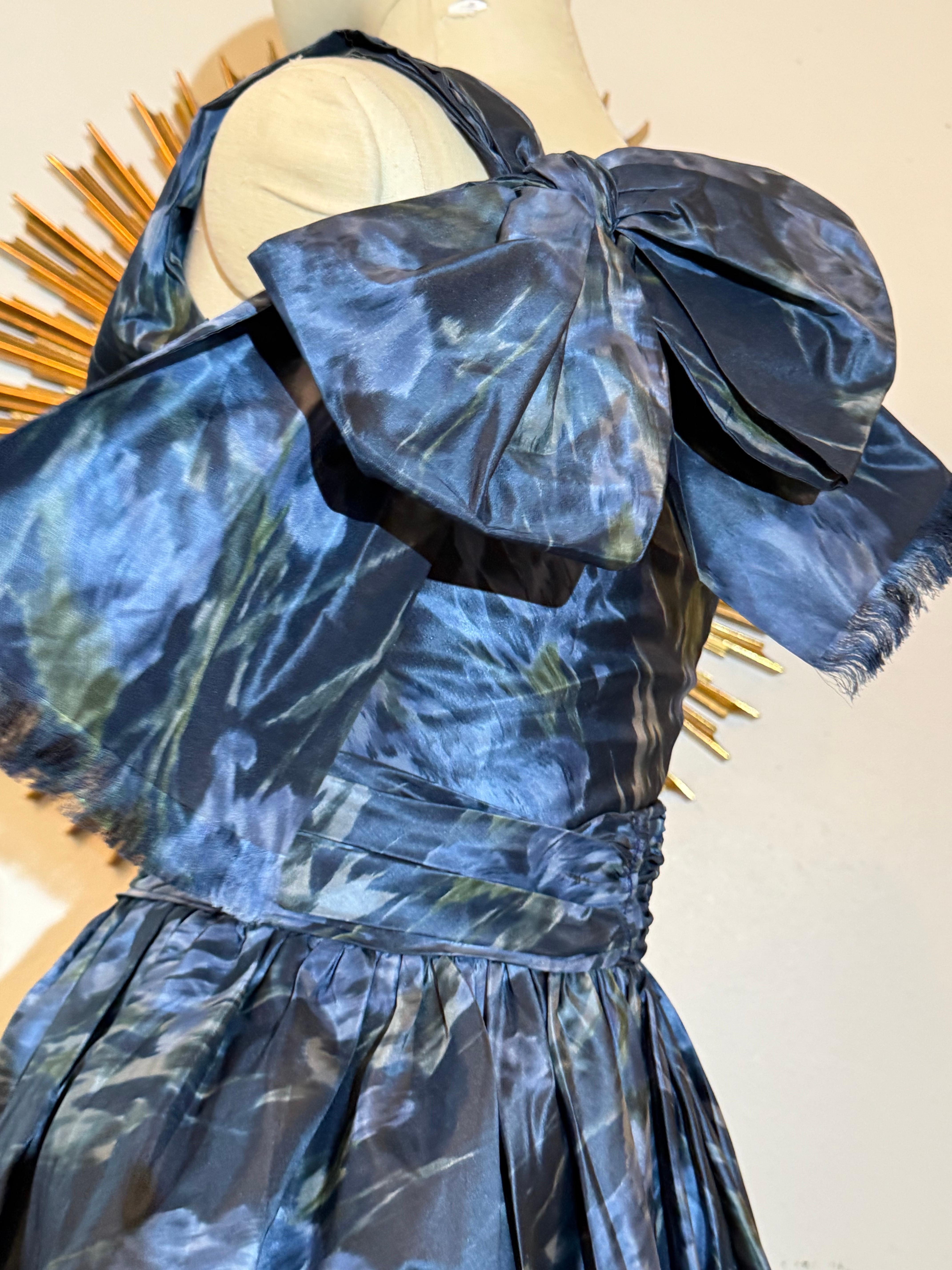 Ende der 1950er Jahre Frederick & Nelson Ein-Schulter-Kleid mit blauem Iris-Moire-Druck im Angebot 5