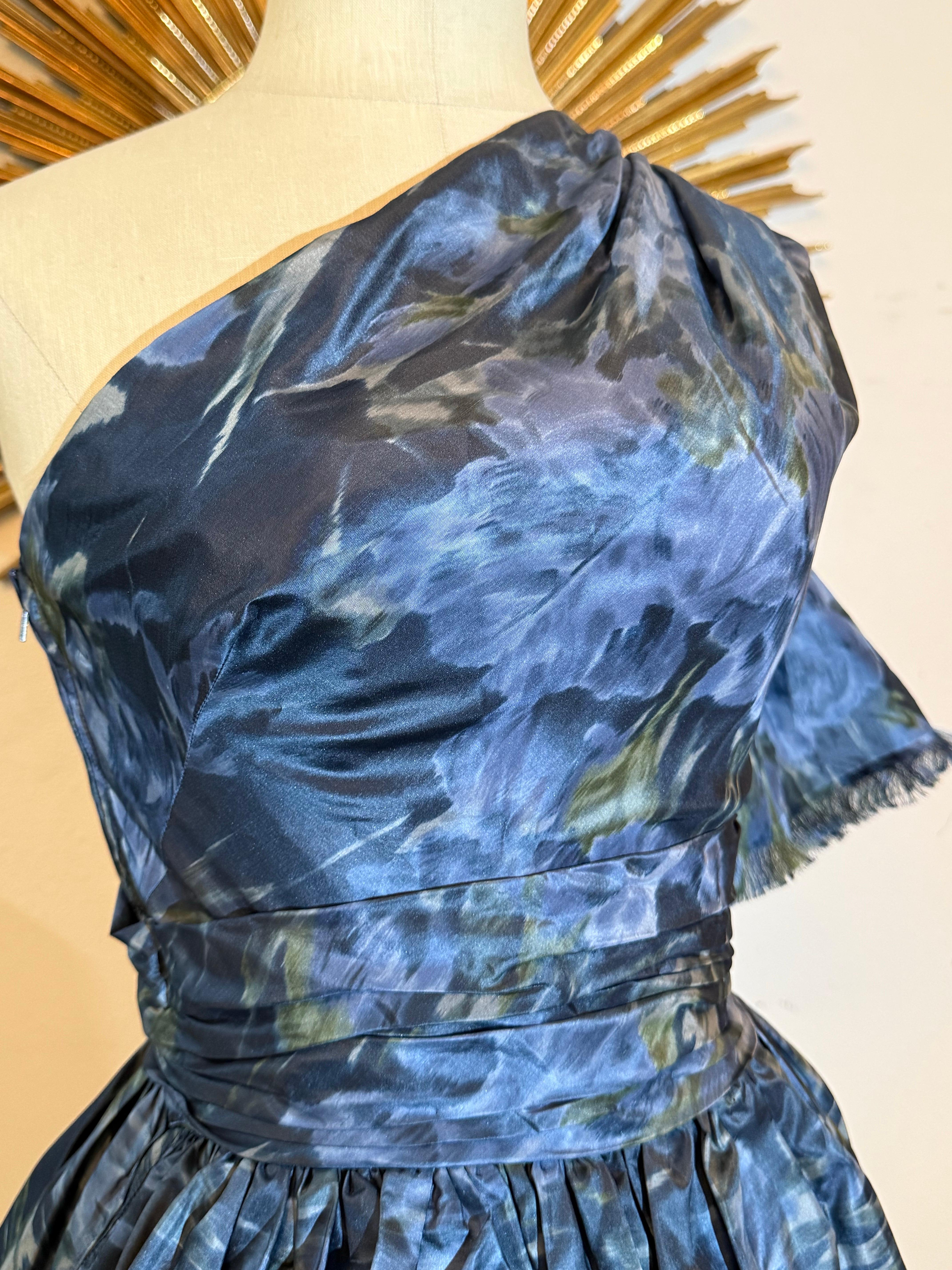 Ende der 1950er Jahre Frederick & Nelson Ein-Schulter-Kleid mit blauem Iris-Moire-Druck im Angebot 6