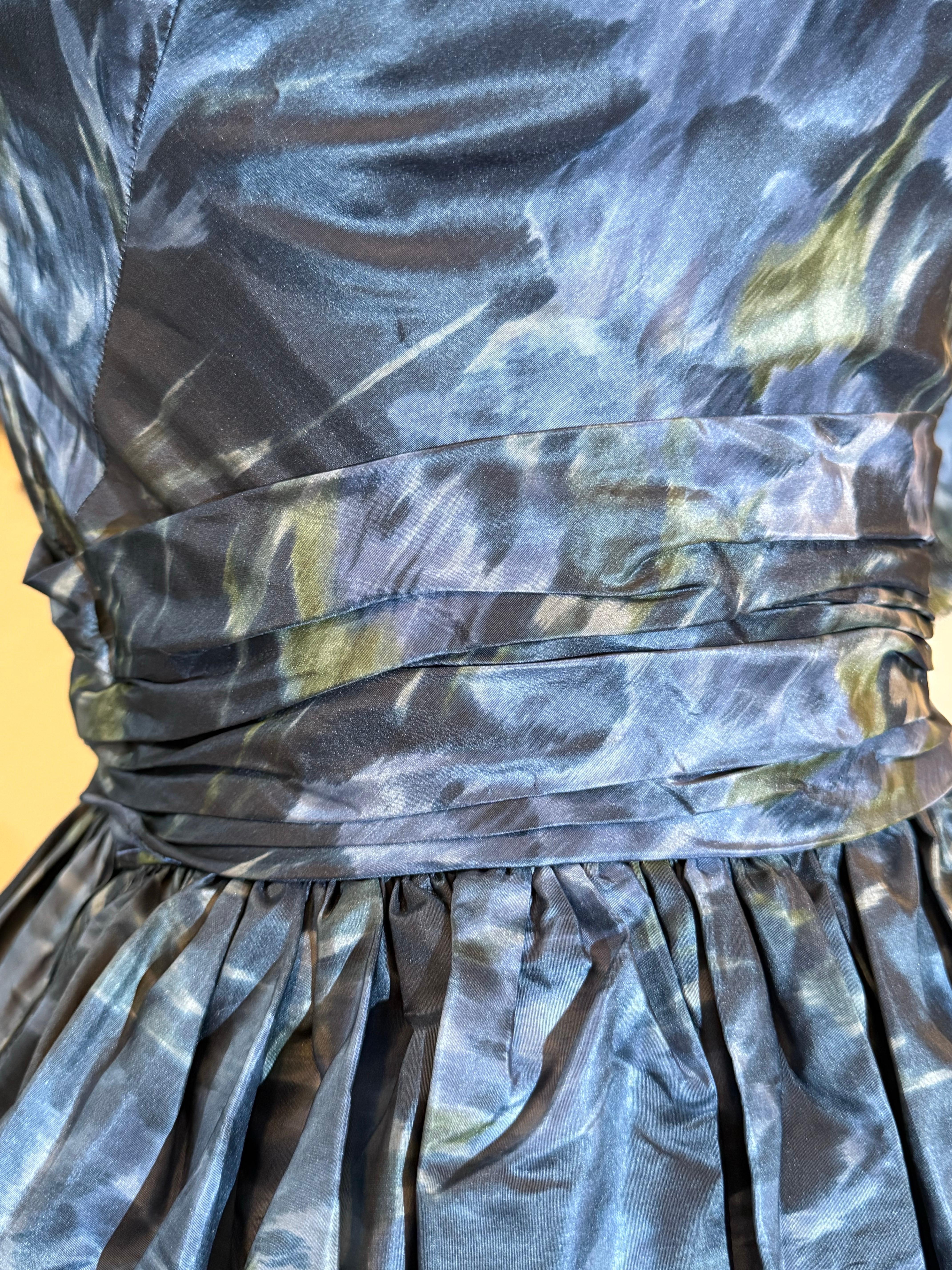 Ende der 1950er Jahre Frederick & Nelson Ein-Schulter-Kleid mit blauem Iris-Moire-Druck im Angebot 7