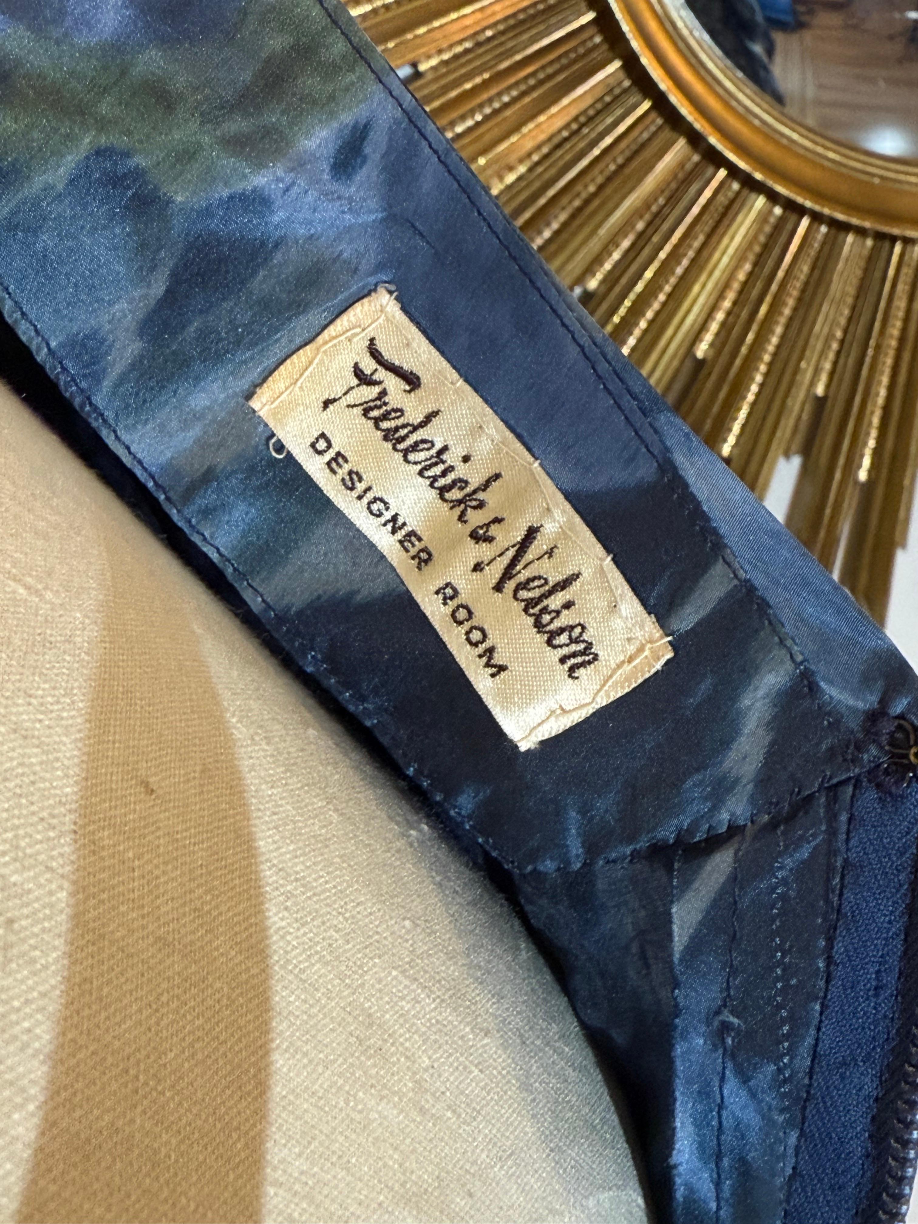 Ende der 1950er Jahre Frederick & Nelson Ein-Schulter-Kleid mit blauem Iris-Moire-Druck im Angebot 11