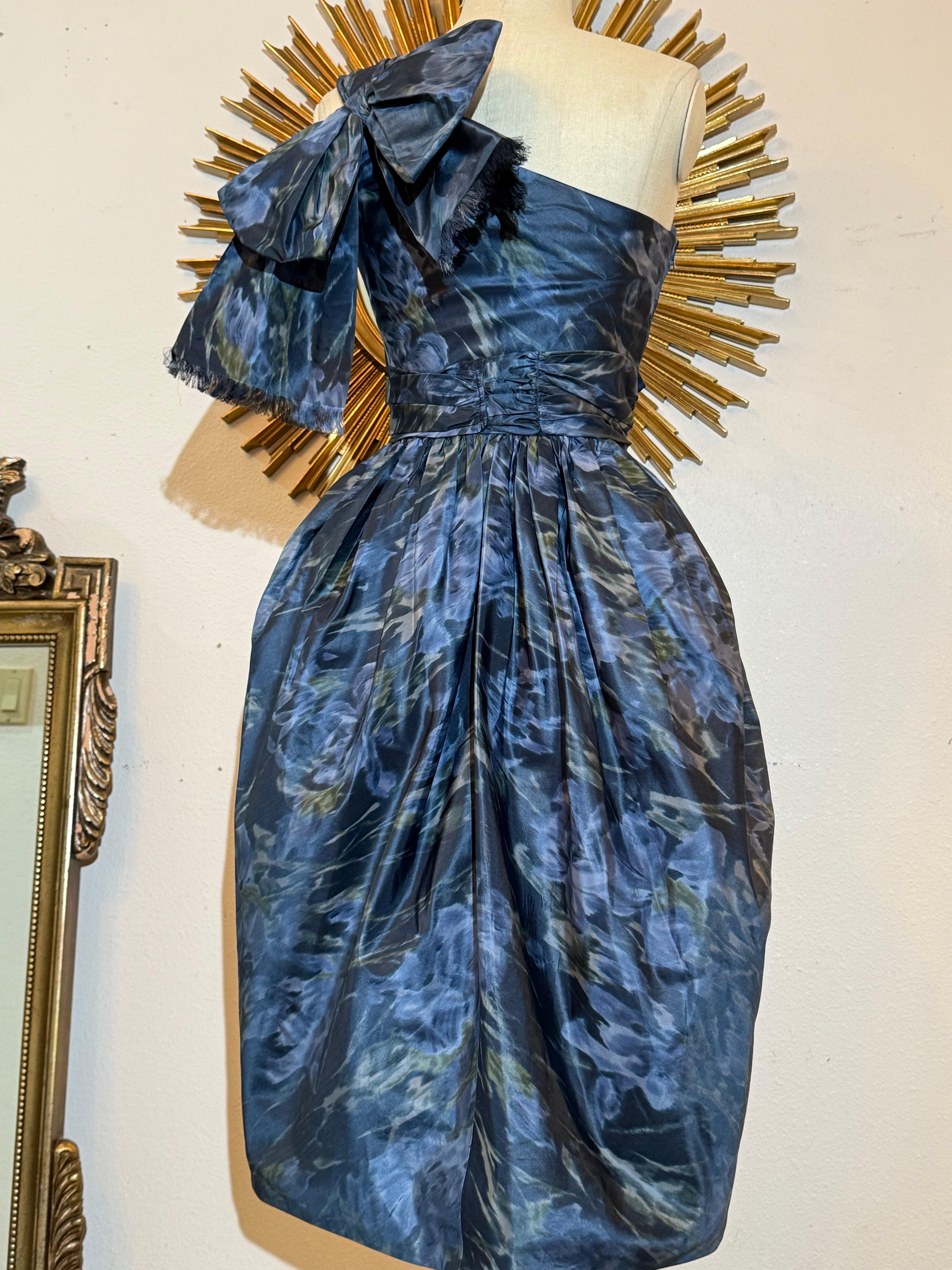 Ende der 1950er Jahre Frederick & Nelson Ein-Schulter-Kleid mit blauem Iris-Moire-Druck (Blau) im Angebot