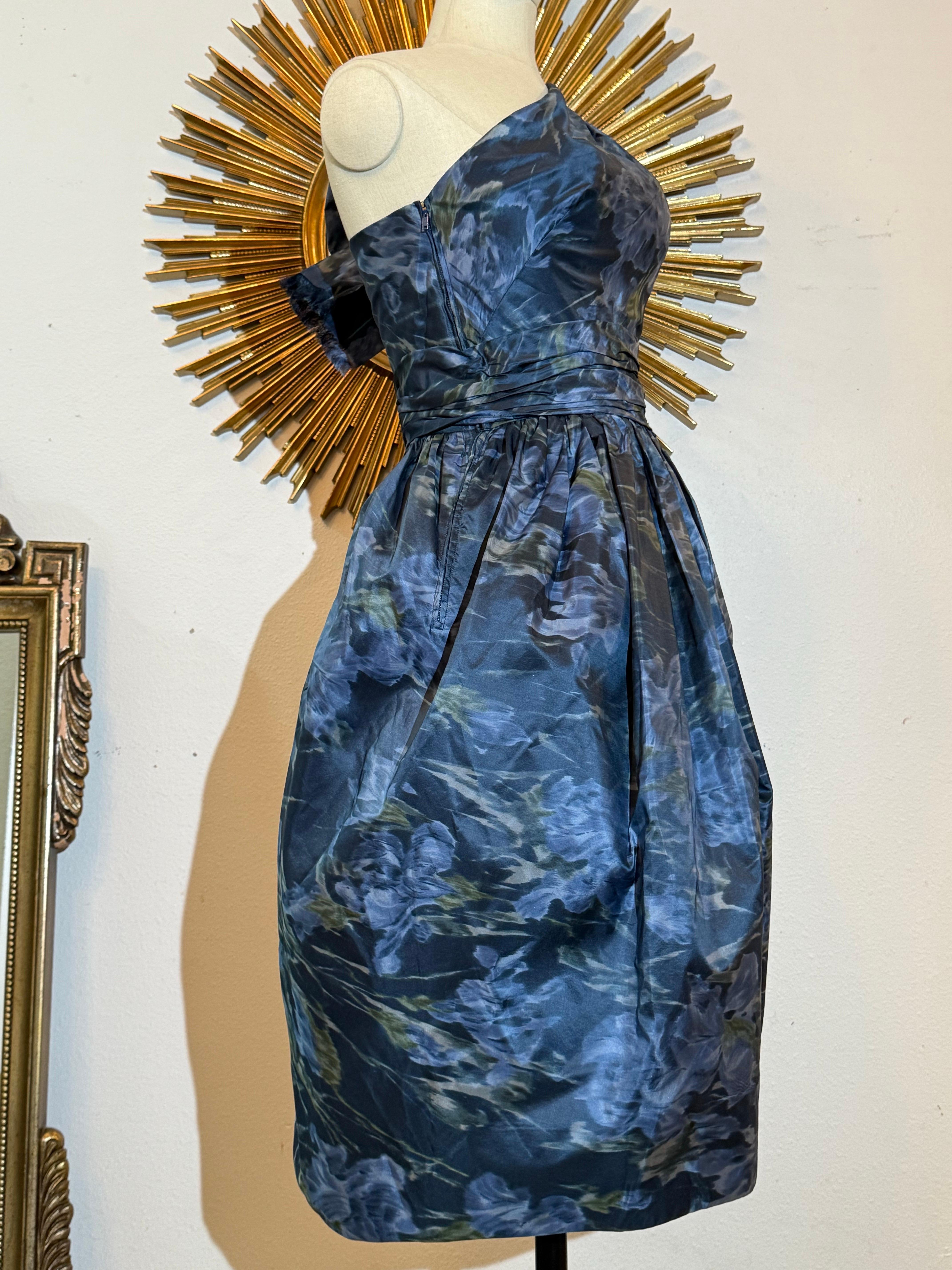 Ende der 1950er Jahre Frederick & Nelson Ein-Schulter-Kleid mit blauem Iris-Moire-Druck im Zustand „Hervorragend“ im Angebot in Gresham, OR