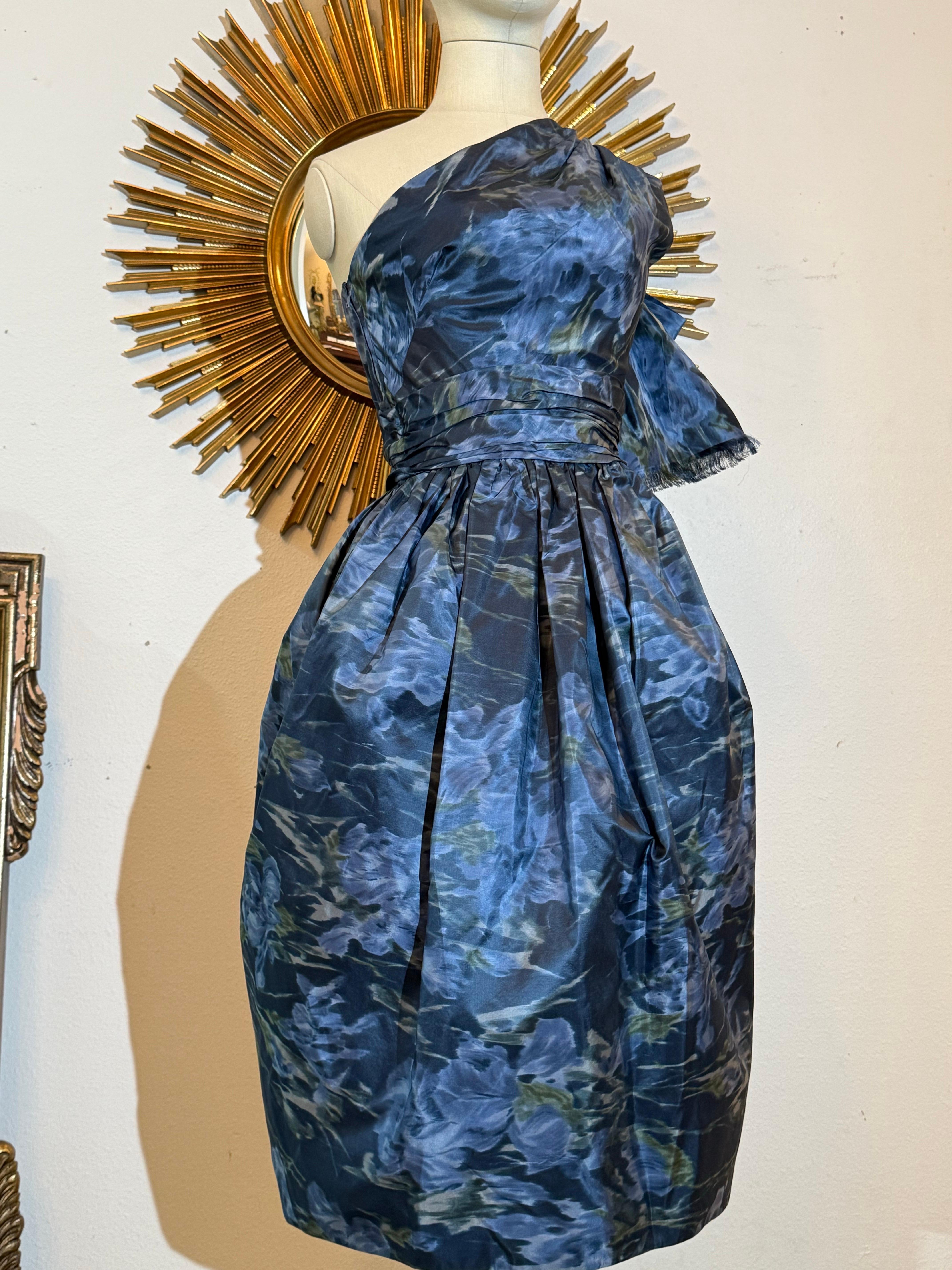Ende der 1950er Jahre Frederick & Nelson Ein-Schulter-Kleid mit blauem Iris-Moire-Druck Damen im Angebot