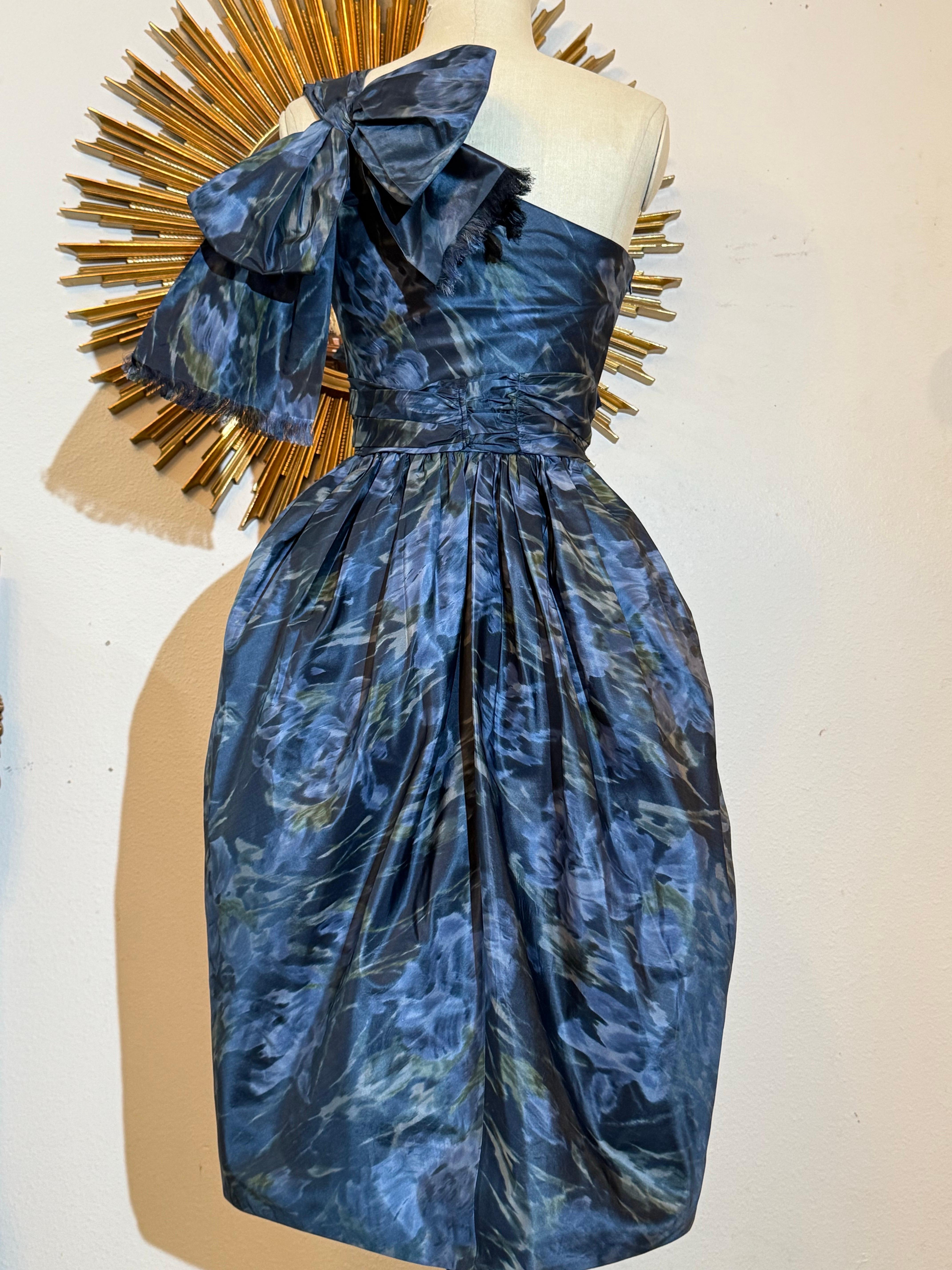 Ende der 1950er Jahre Frederick & Nelson Ein-Schulter-Kleid mit blauem Iris-Moire-Druck im Angebot 1