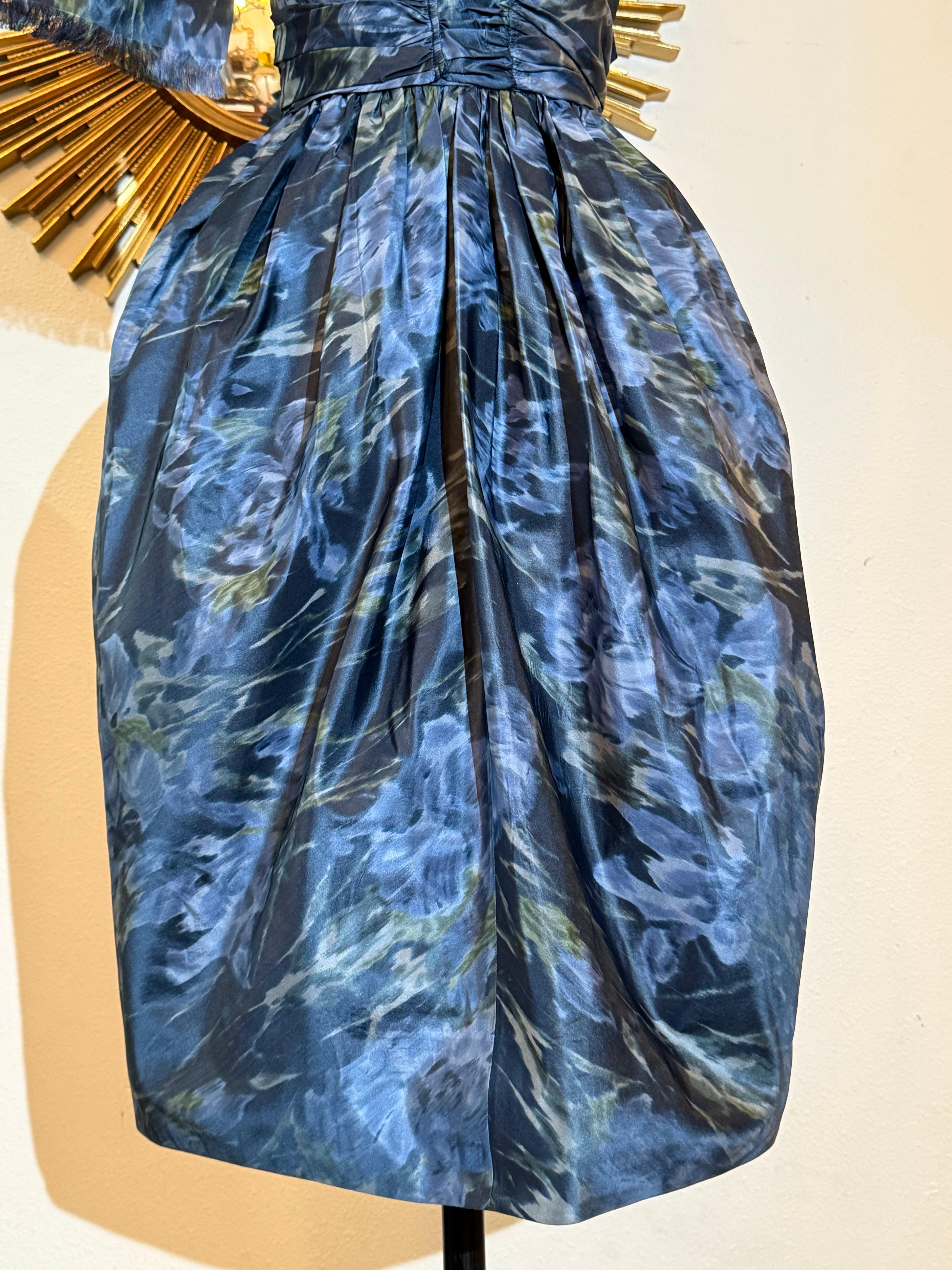 Ende der 1950er Jahre Frederick & Nelson Ein-Schulter-Kleid mit blauem Iris-Moire-Druck im Angebot 2