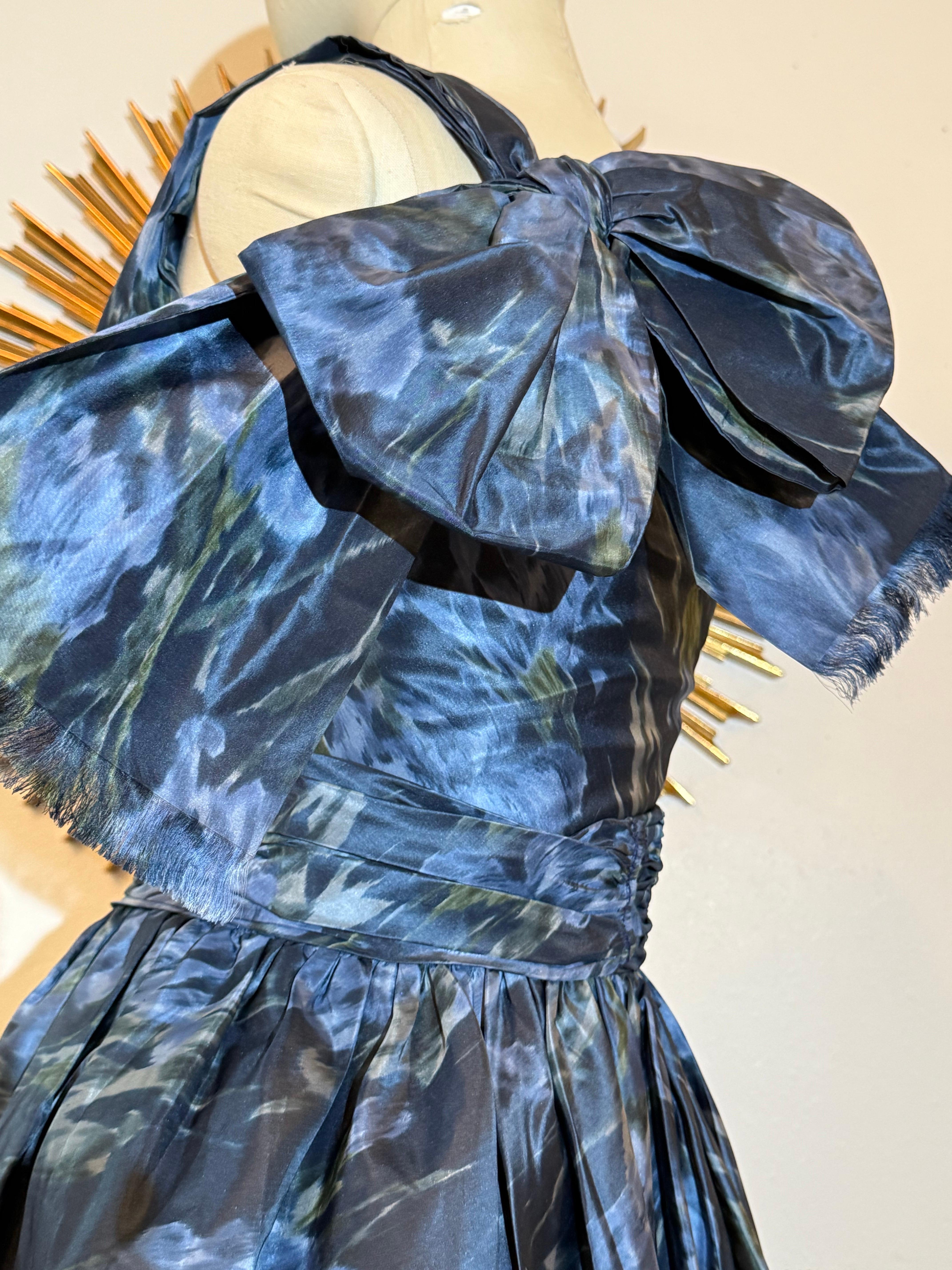 Ende der 1950er Jahre Frederick & Nelson Ein-Schulter-Kleid mit blauem Iris-Moire-Druck im Angebot 3