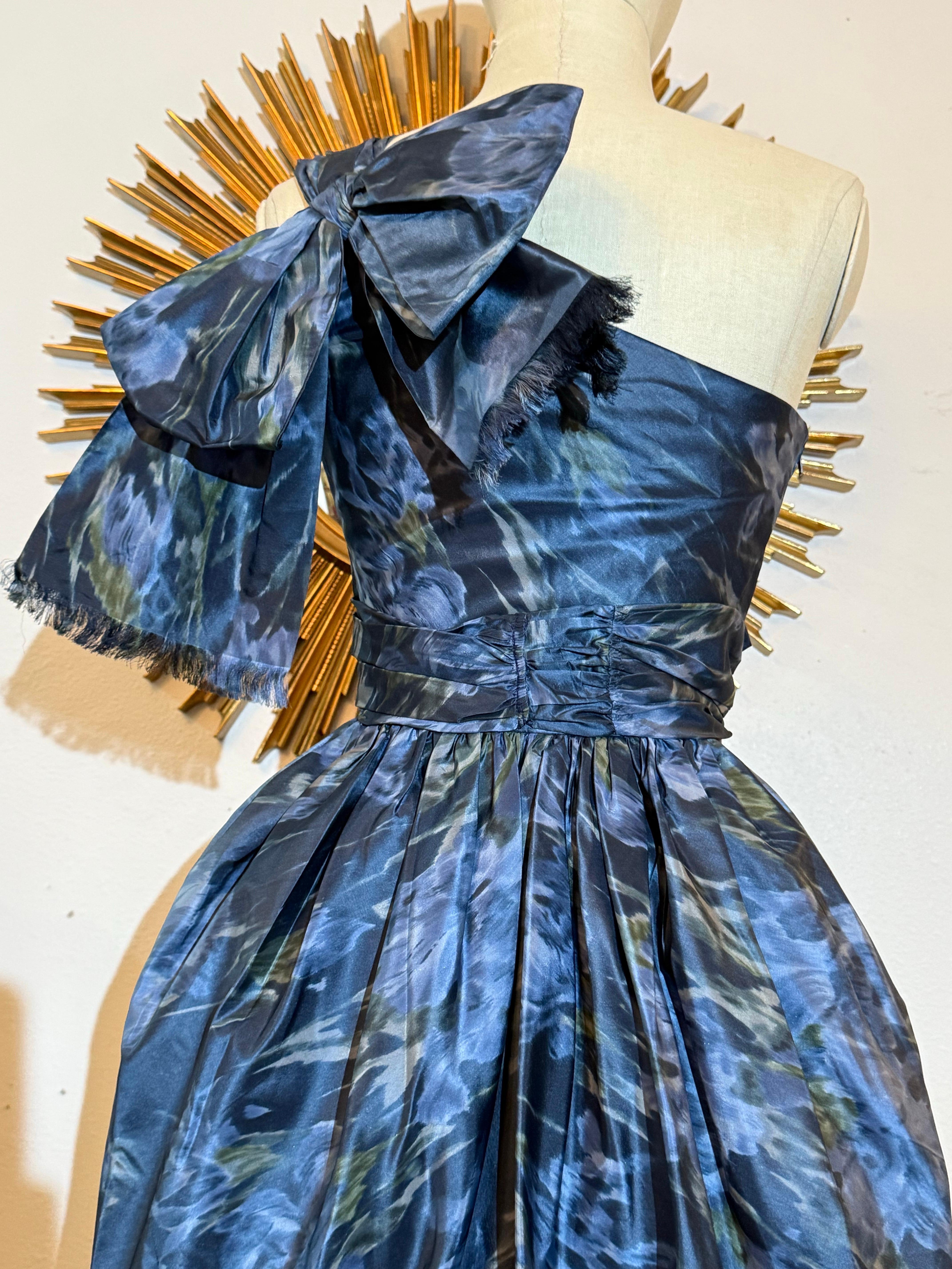 Ende der 1950er Jahre Frederick & Nelson Ein-Schulter-Kleid mit blauem Iris-Moire-Druck im Angebot 4