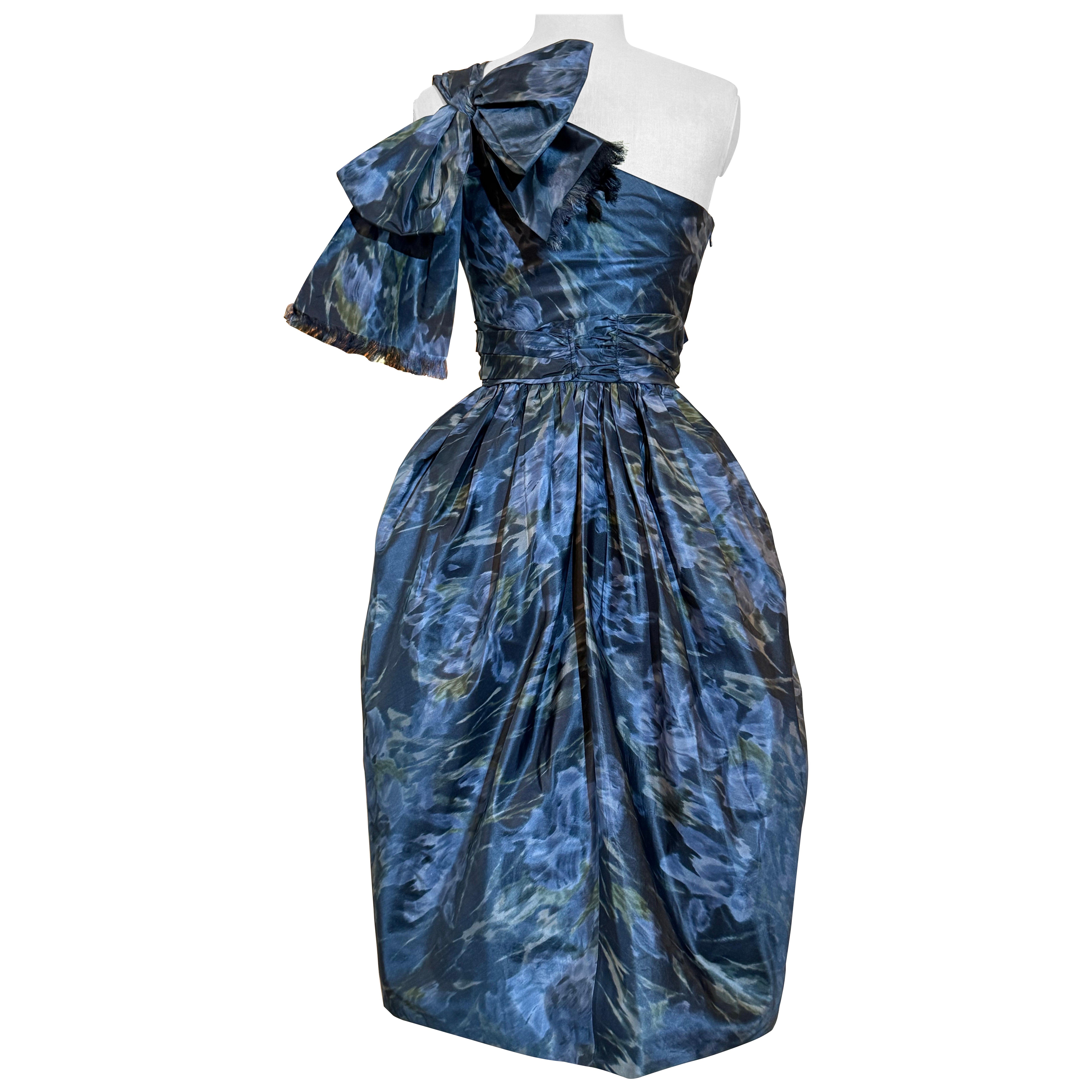 Fin des années 1950 Frederick
Nelson Robe à une épaule imprimée en moire d
iris bleue