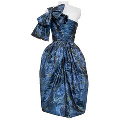 Fin des années 1950 Frederick & Nelson Robe à une épaule imprimée en moire d'iris bleue