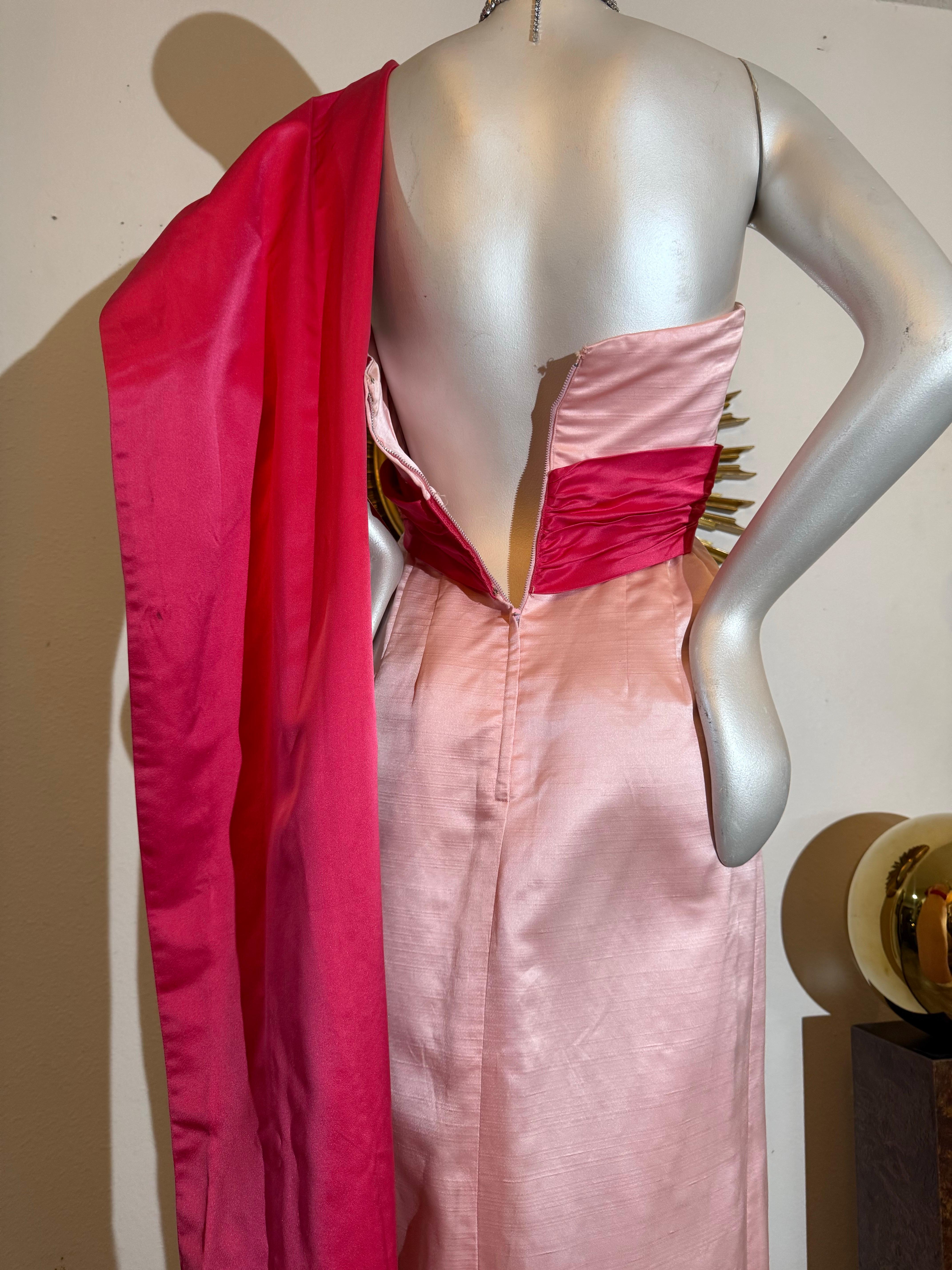 Abito a colonna in raso di seta rosa pallido e rosa shocking di fine anni '50 con foulard e spilla in vendita 13