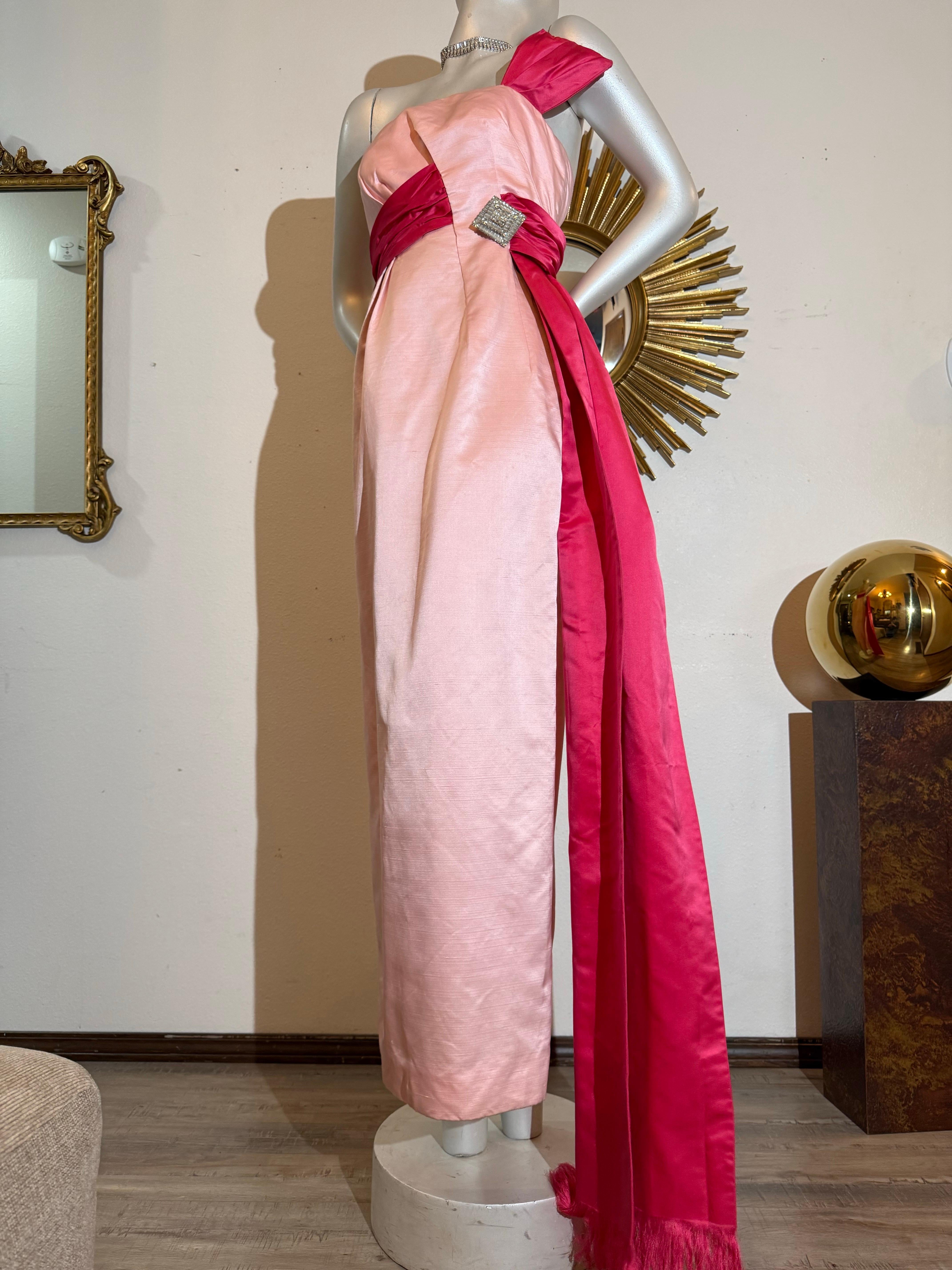 Beige Abito a colonna in raso di seta rosa pallido e rosa shocking di fine anni '50 con foulard e spilla in vendita
