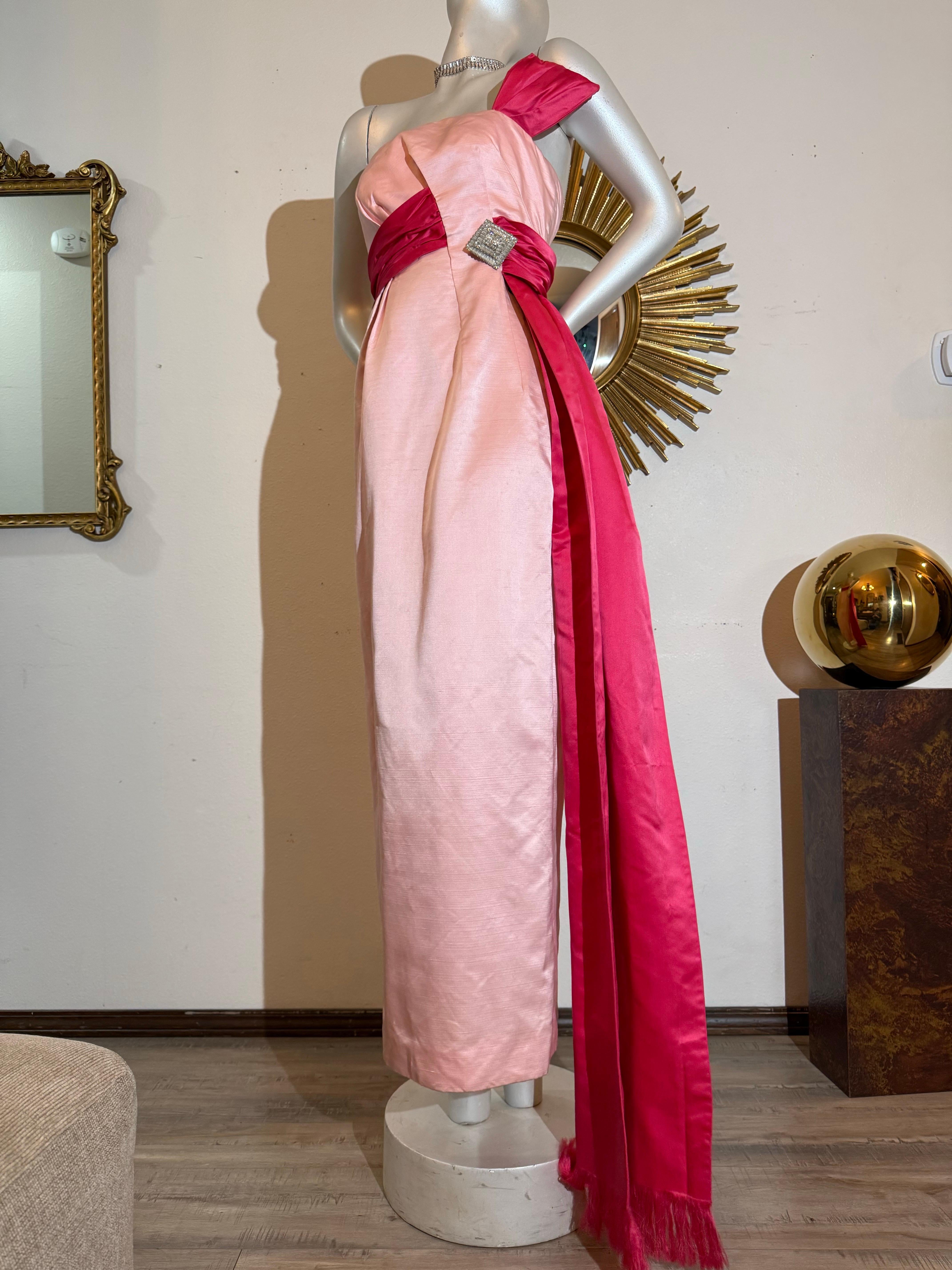 Abito a colonna in raso di seta rosa pallido e rosa shocking di fine anni '50 con foulard e spilla In condizioni buone in vendita a Gresham, OR
