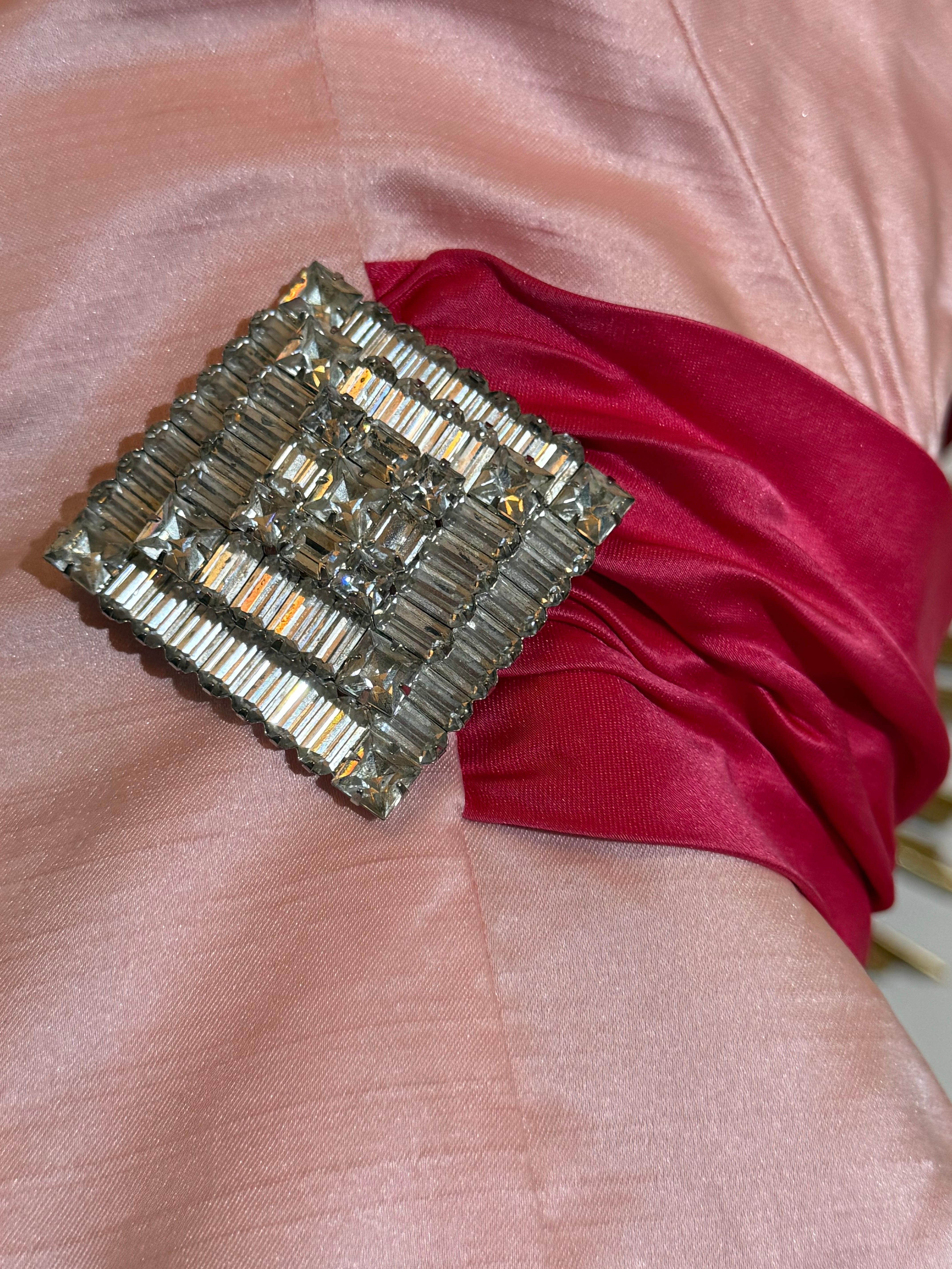 Abito a colonna in raso di seta rosa pallido e rosa shocking di fine anni '50 con foulard e spilla in vendita 2