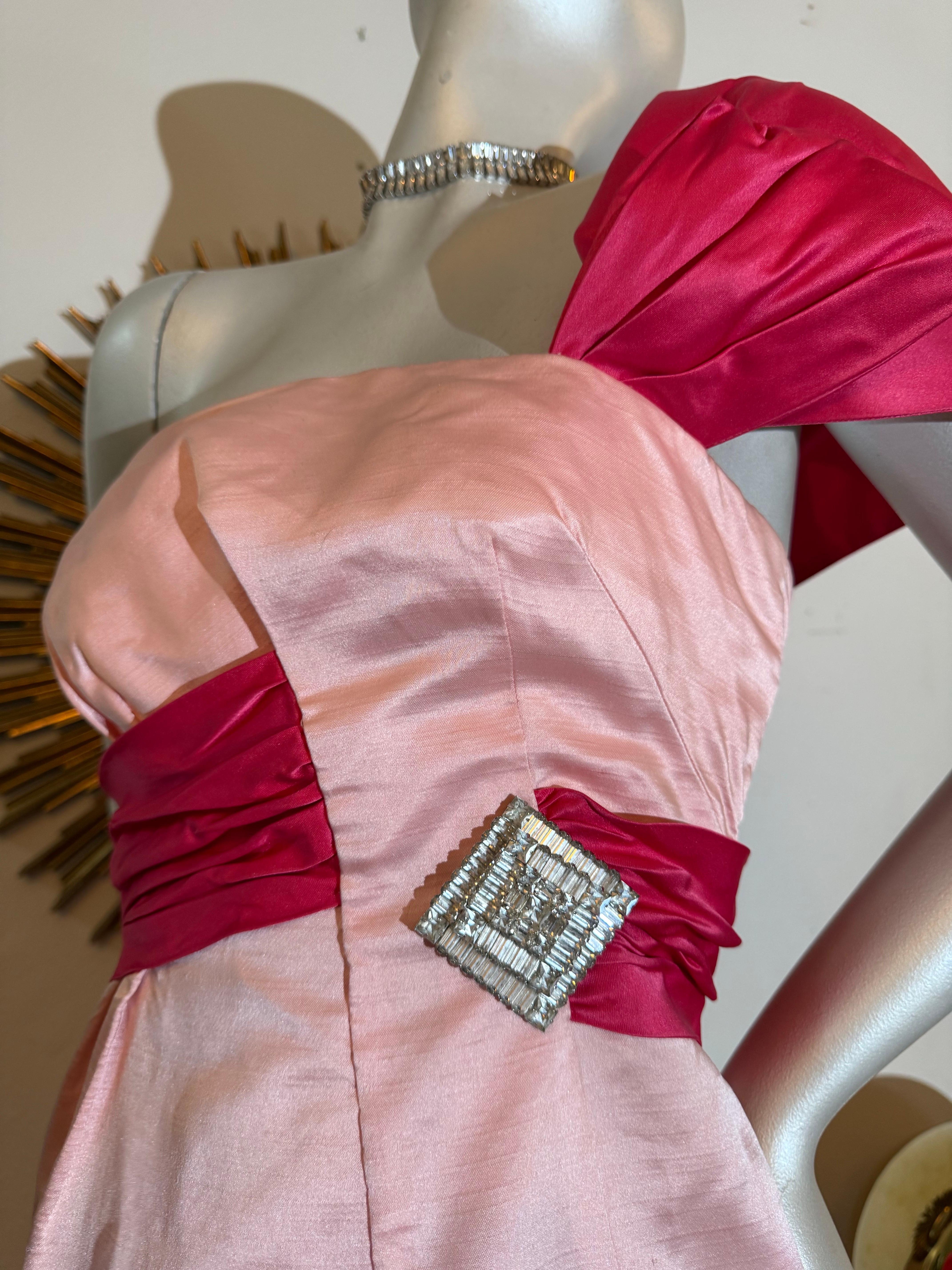 Abito a colonna in raso di seta rosa pallido e rosa shocking di fine anni '50 con foulard e spilla in vendita 3