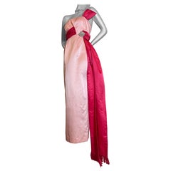 Fin des années 1950 - Robe à colonnes en satin de soie rose pâle et rose vif avec foulard et broche