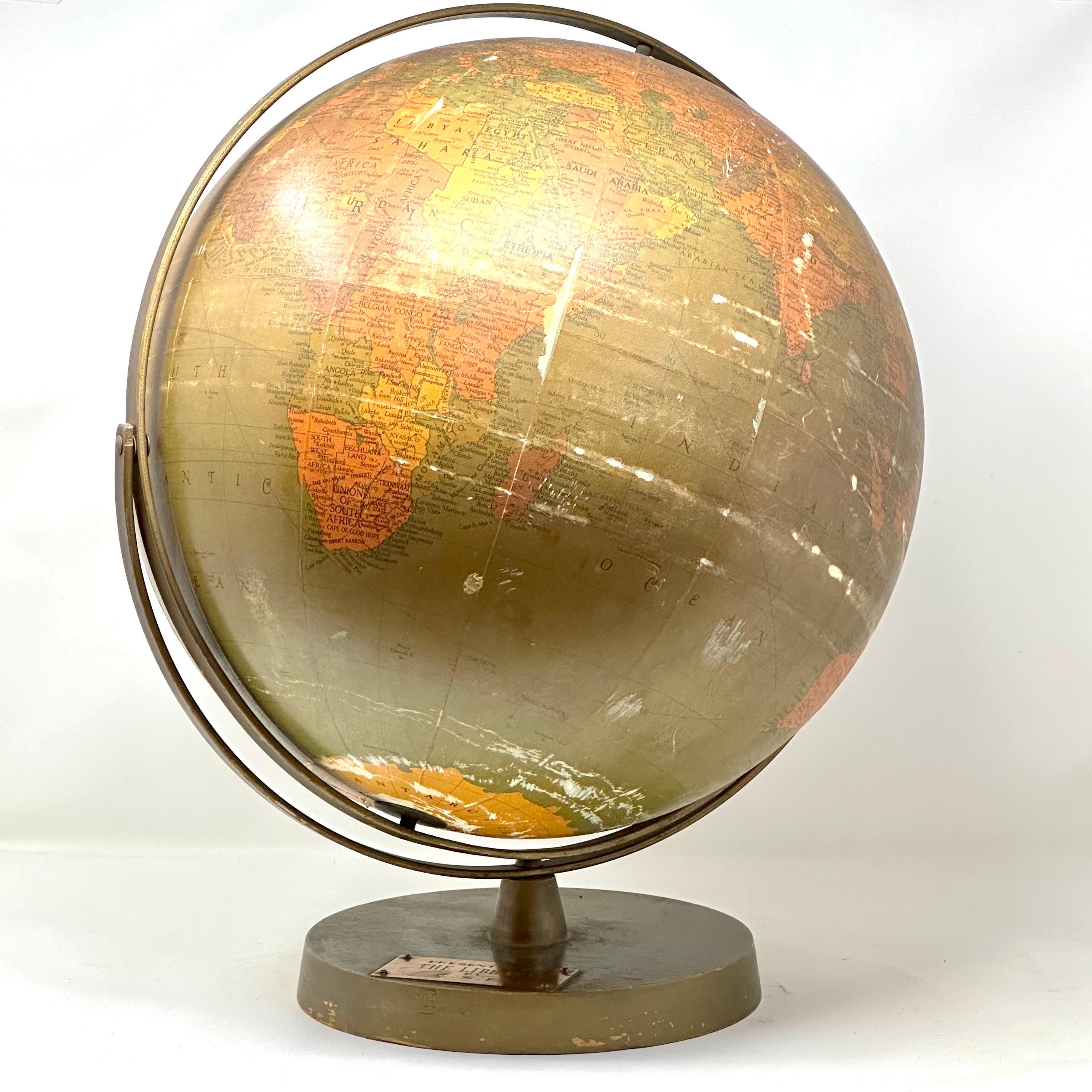 Großer 16-Zoll Repogle Library Globe, Ende der 1950er Jahre. Der Globus hat einen Metallrahmen und steht auf einem Holzsockel mit einer Plakette mit der Aufschrift 