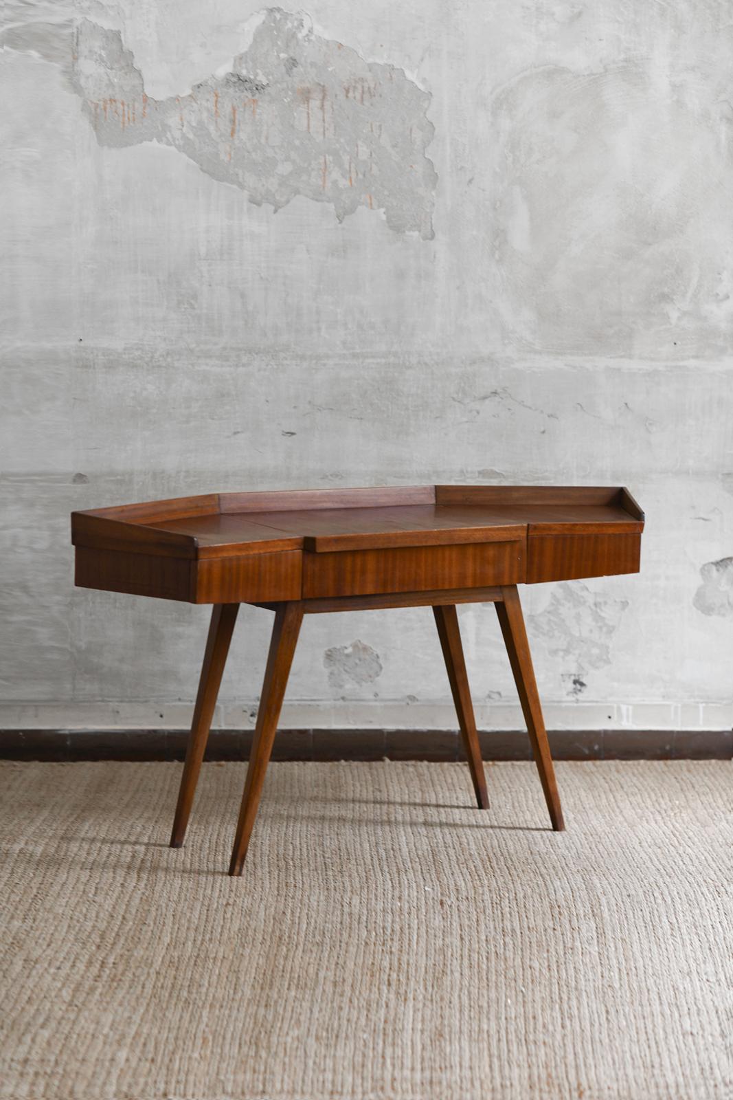 Meuble-lavabo en teck de la fin des années 1950 avec plateau à abattant
Détails du produit
Comprend un miroir, une étagère d'angle et des tiroirs latéraux.
Dimensions : 150 L x 75 H x 45 D cm