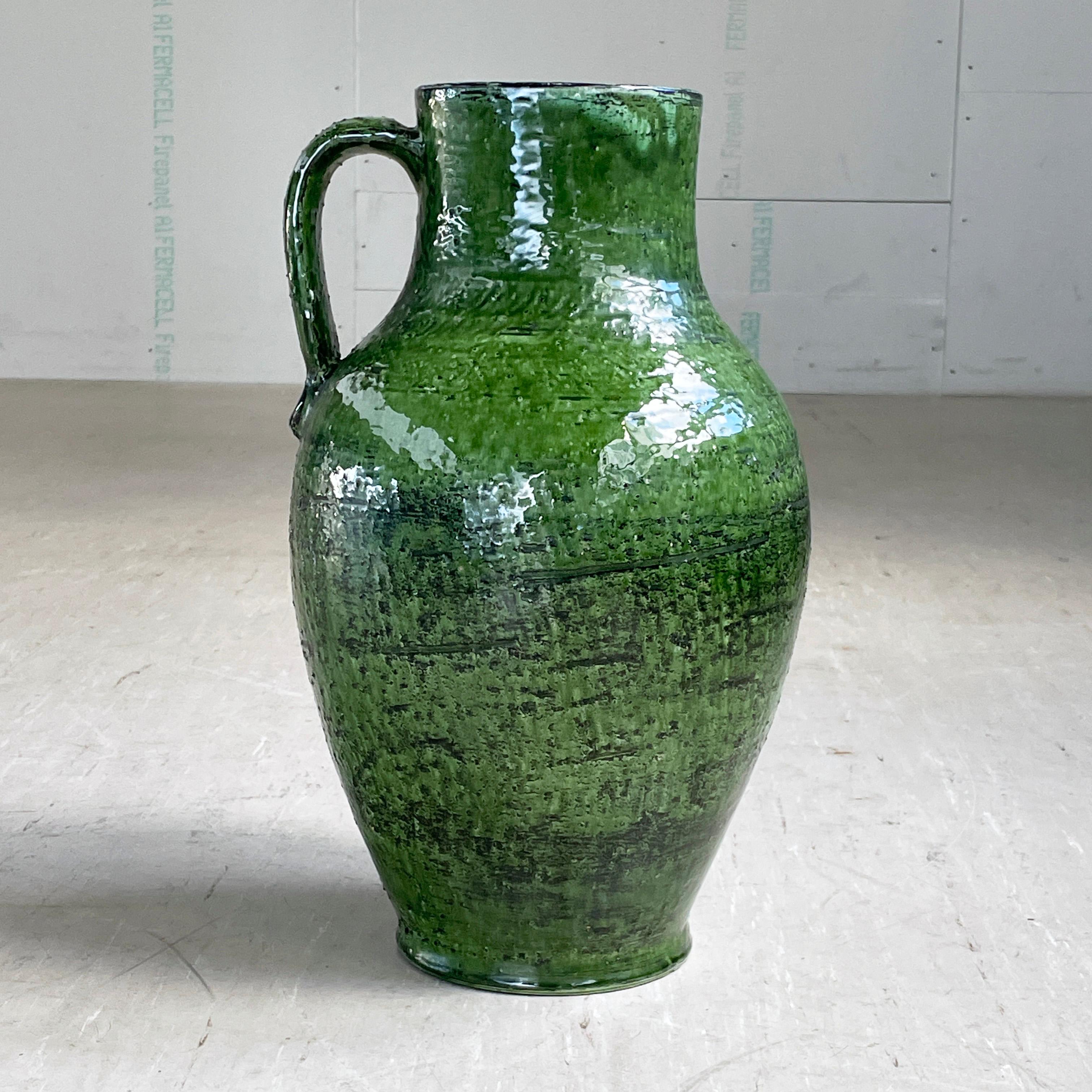 Vaso in ceramica Burkart della fine degli anni '60. Firmato sulla base. Prodotto negli anni '60 per Burkart Keramik, Svizzera. Bellissimo smalto verde vibrante.
Progettista: Burkart Keramik, Kreuzlingen, Svizzera
Produttore: Burkart Keramik,
